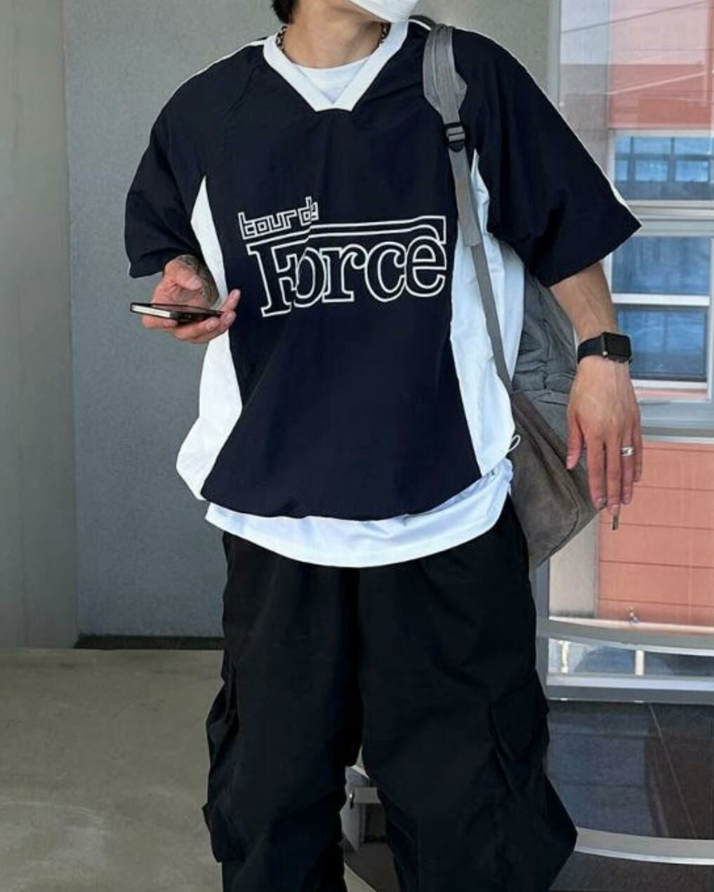 V領拼色英文字短袖Tee EASY-015T