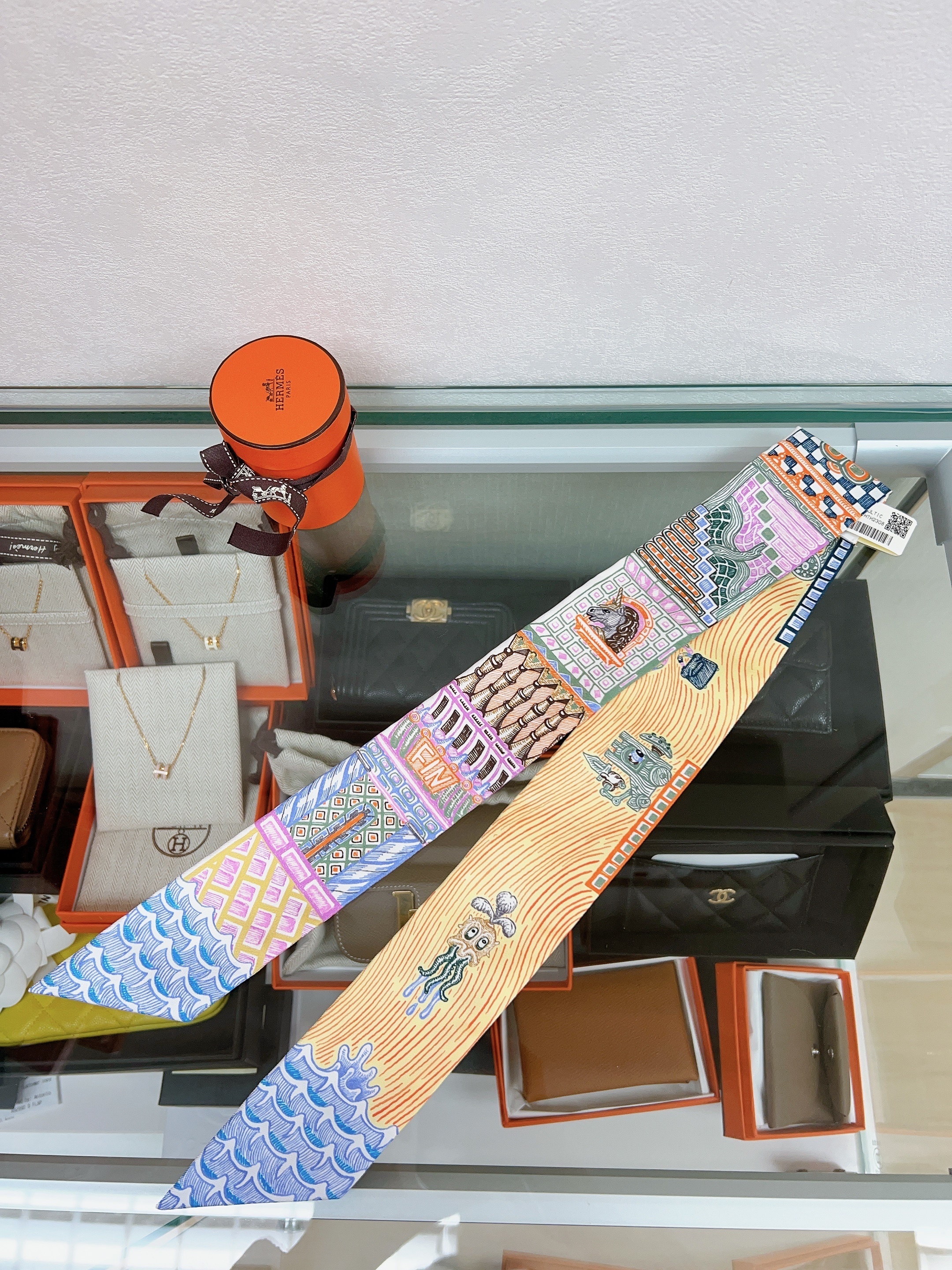*Unused* Hermes twilly (super silk quest/ orange)