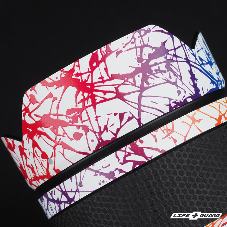 潑墨彩白貼膜質感特寫，LIFE+GUARD 設計風格