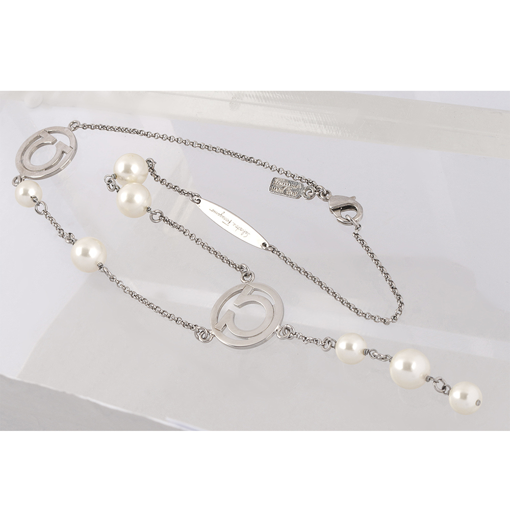 【Salvatore Ferragamo】Gancini 圓形標誌及玻璃珍珠墜飾項鍊(銀色) SF42000004