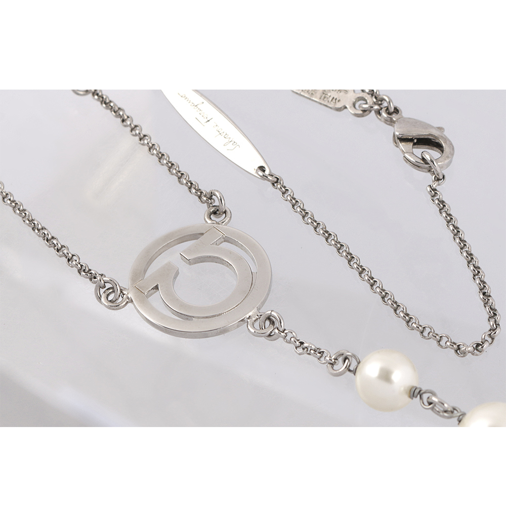 【Salvatore Ferragamo】Gancini 圓形標誌及玻璃珍珠墜飾項鍊(銀色) SF42000004