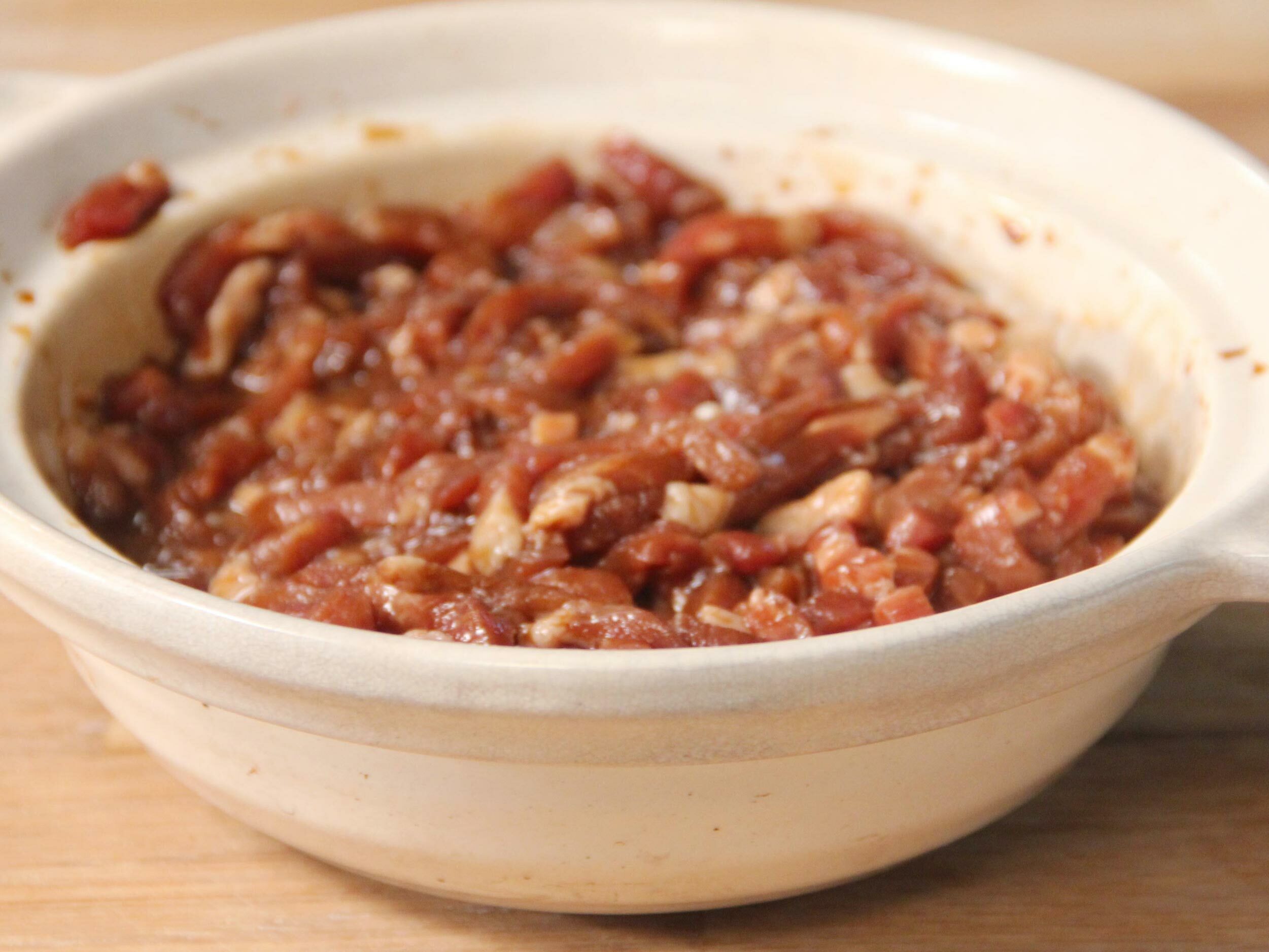 1: 將肉絲用醬油與太白粉水醃製15分鐘備用