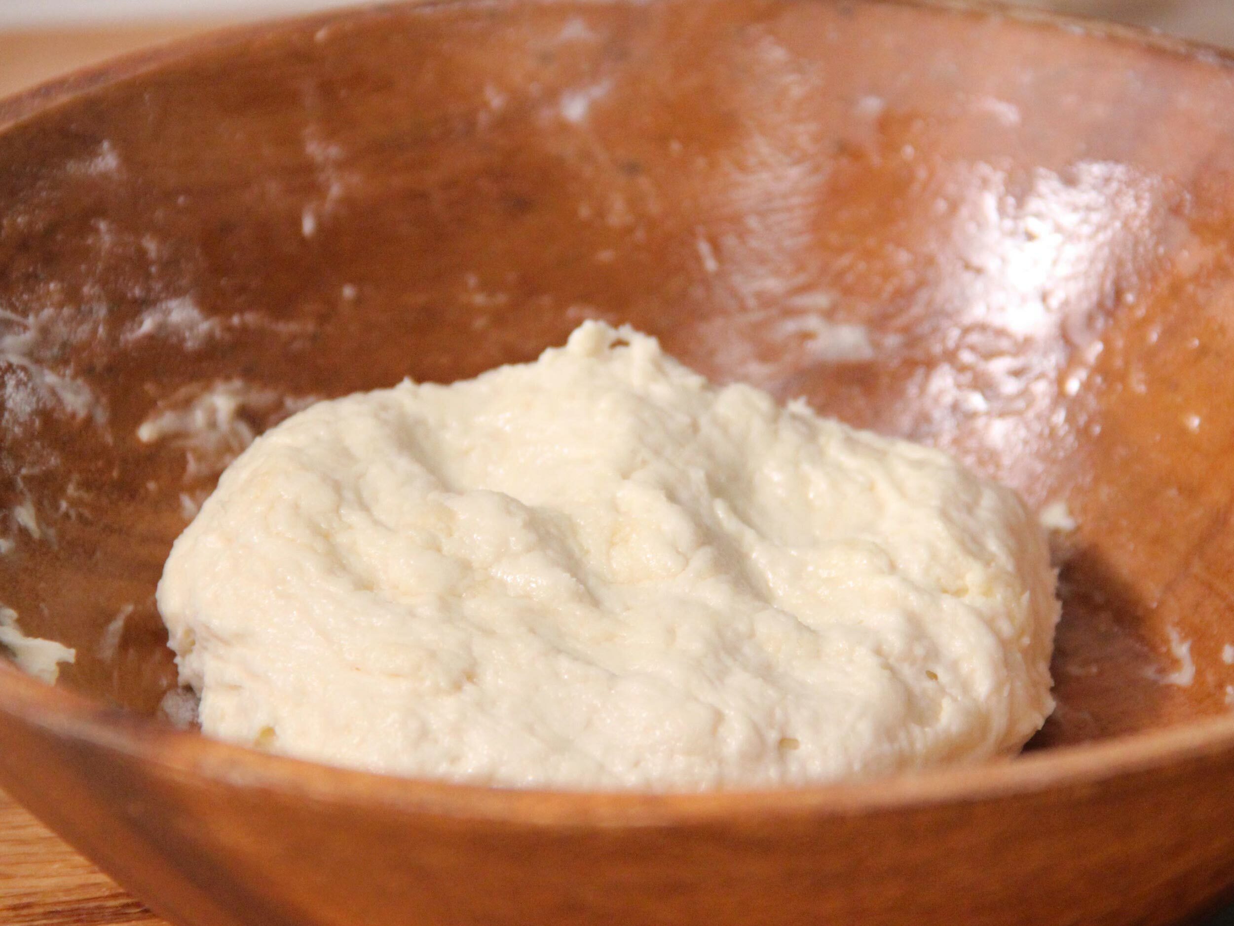 製作斤餅:高斤麵粉、溫水、糖、中筋麵粉、橄欖油丟入盆內揉成麵團放置15分鐘