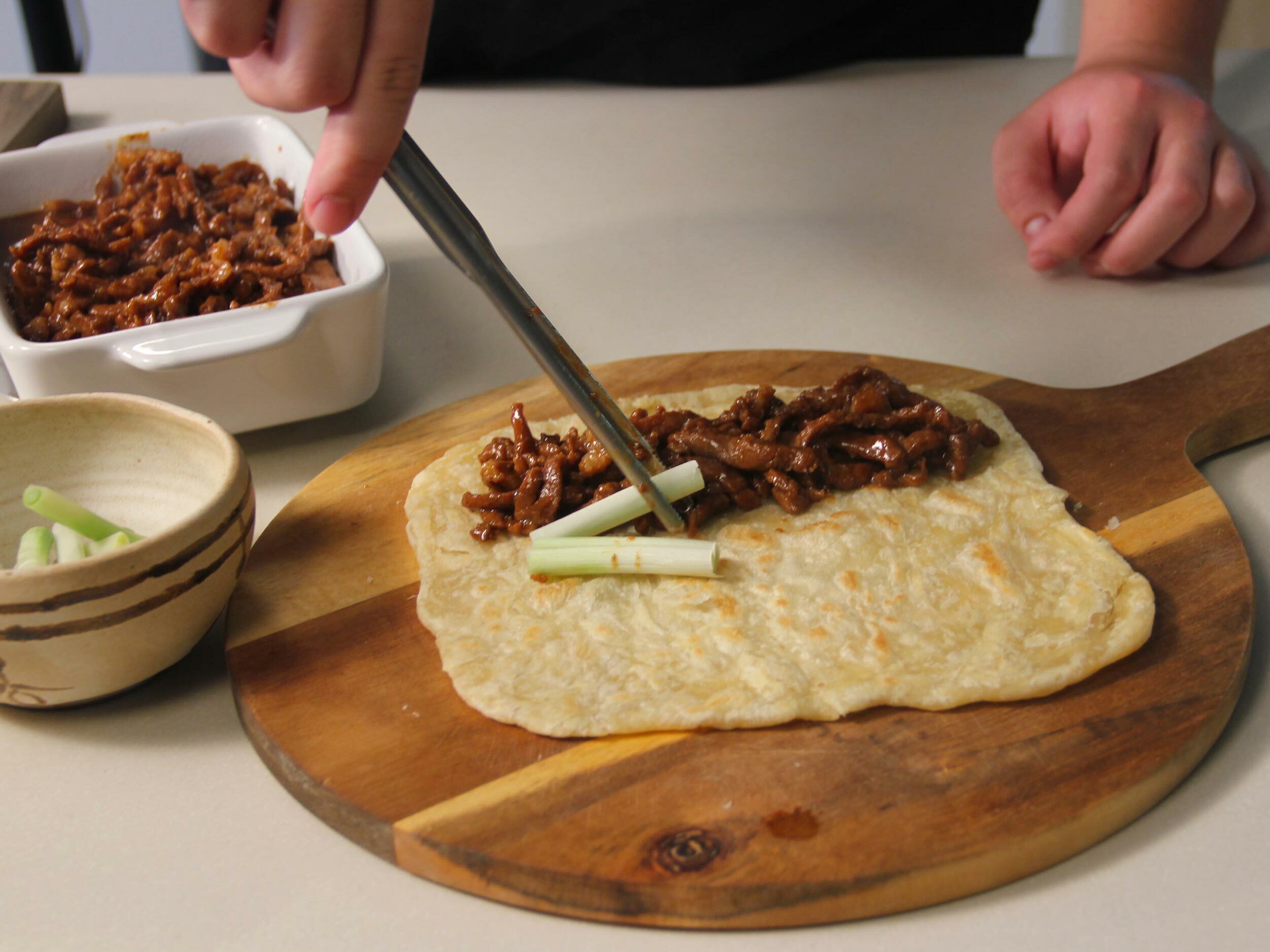 肉絲與蔥白捲入斤餅