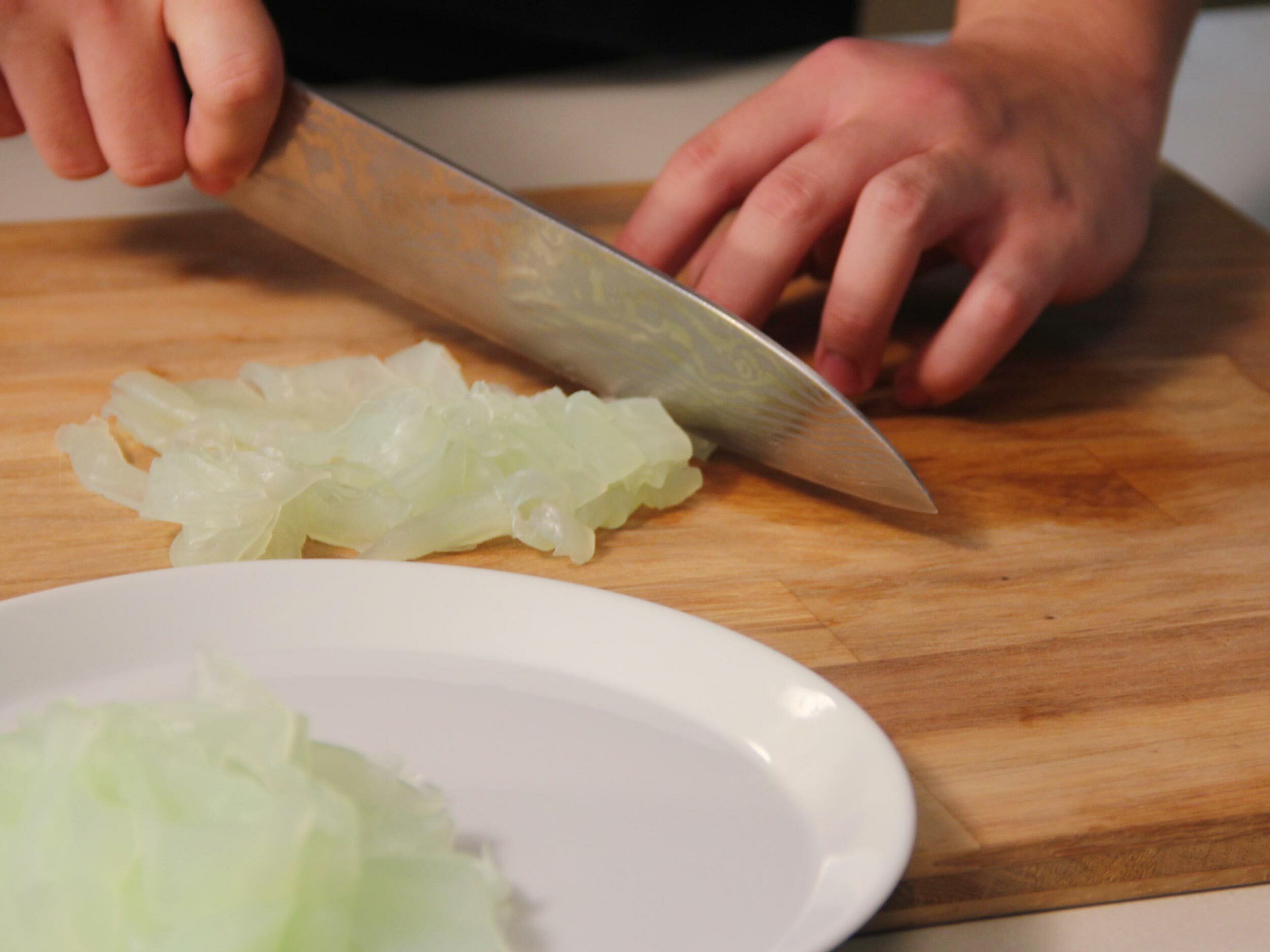 將涼脾切條備用