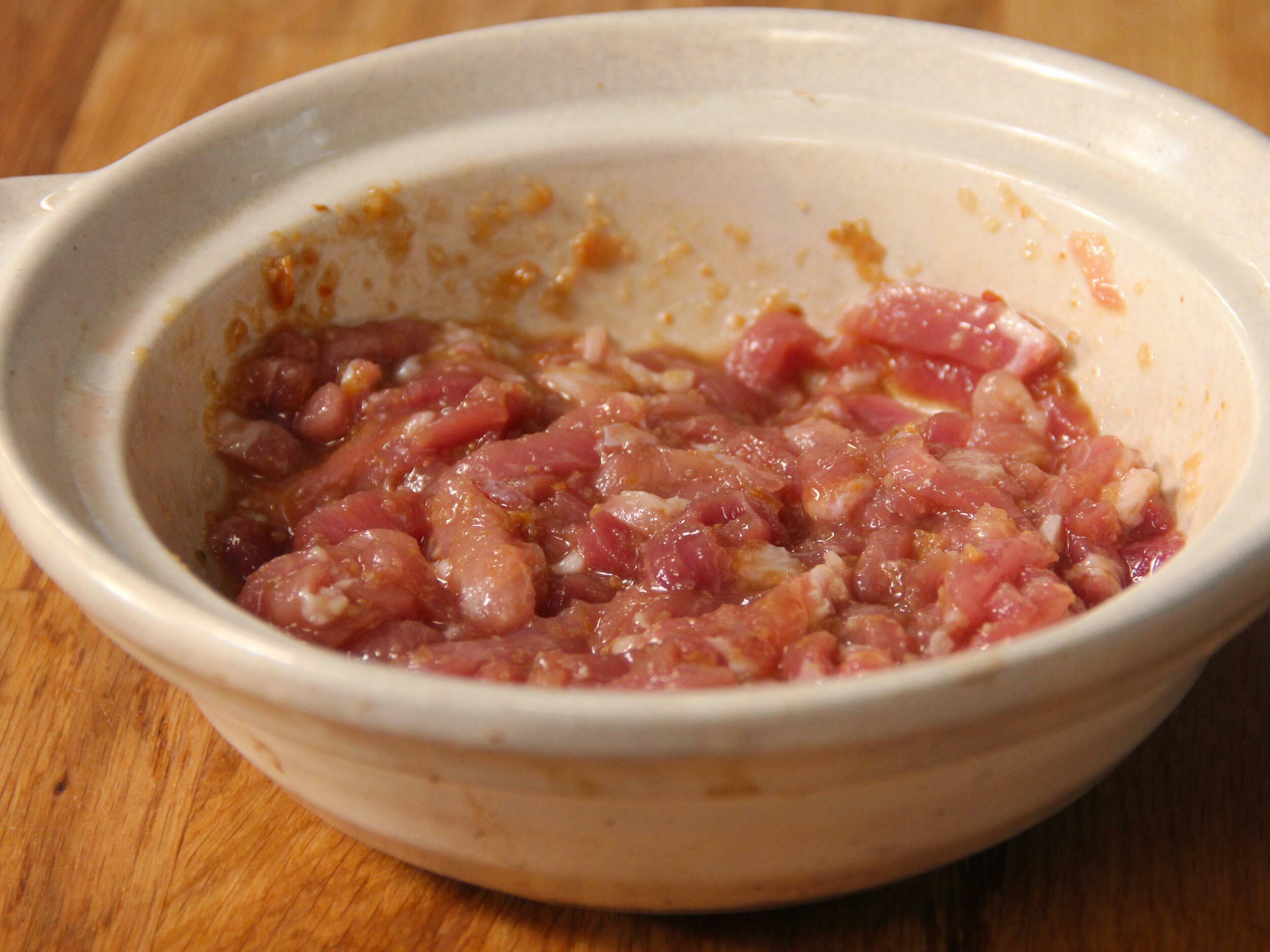 將烤肉醬、韓式大醬、糖、薑和大蒜攪伴均勻後,將豬肉放入,醃製15分鐘備用