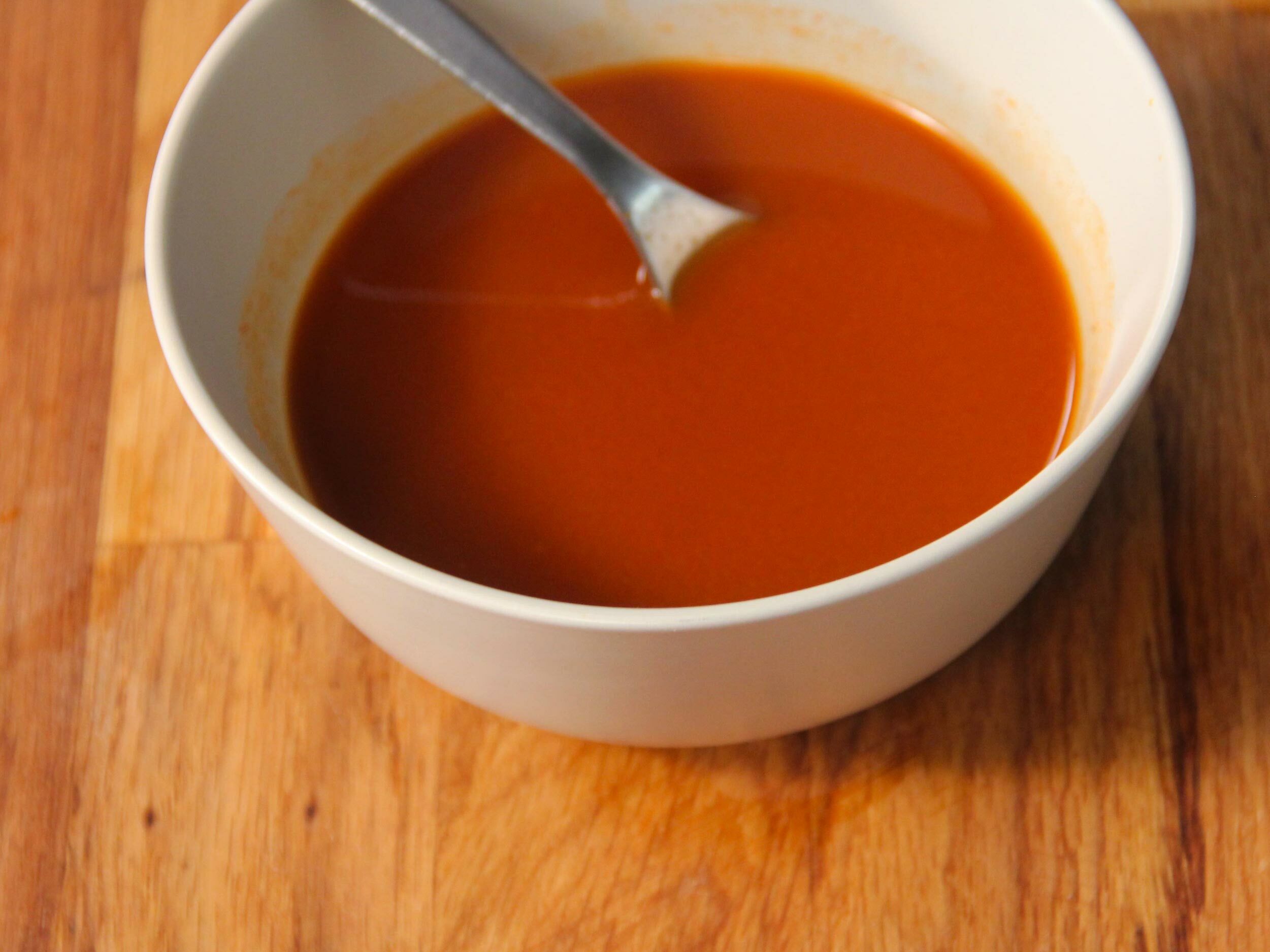 蘋果泥、糖、韓式辣醬、和風醬油攪拌均勻,一邊慢慢加水或者一般醬油過濾果泥醬,自行調整味道