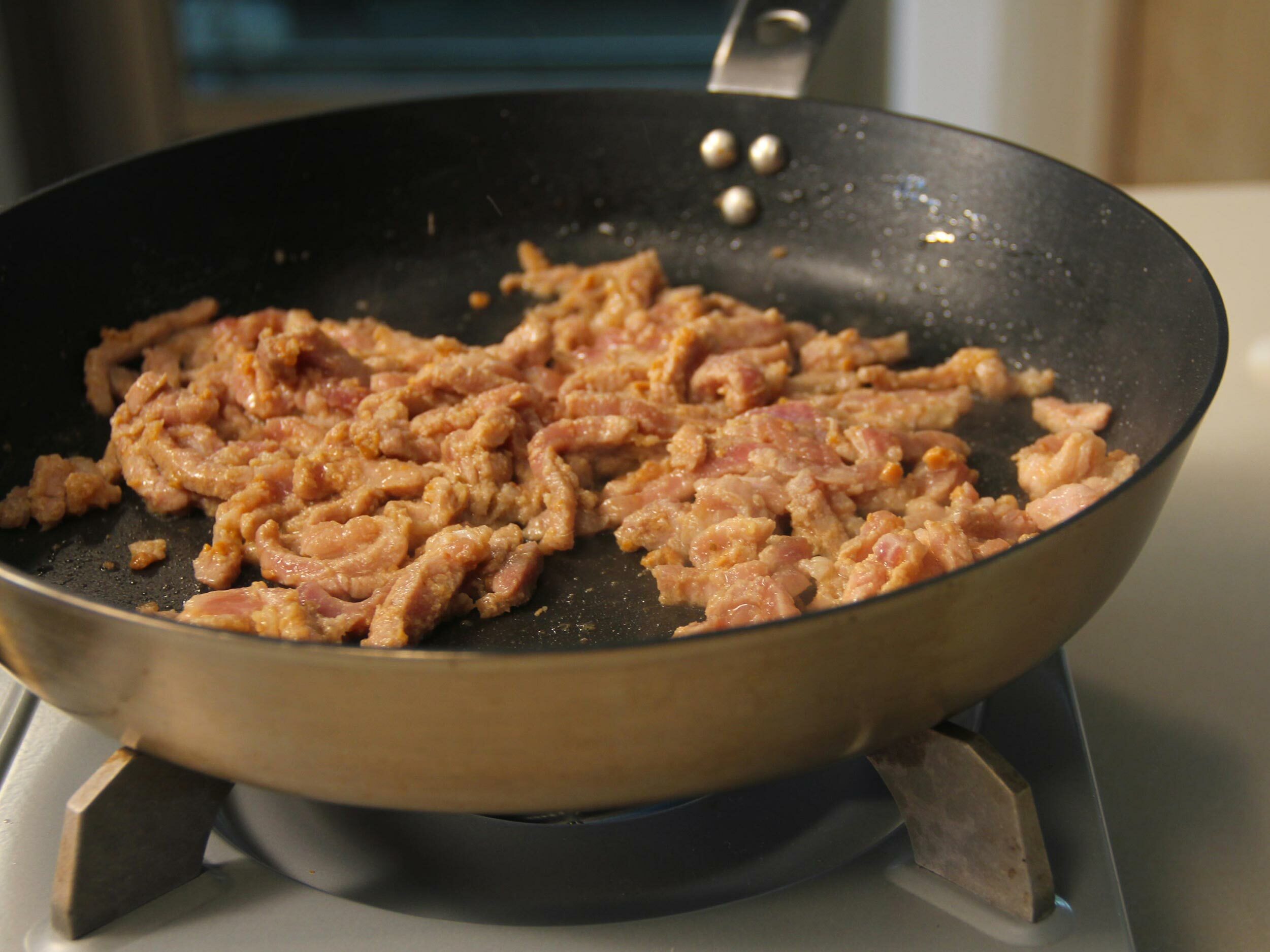 中高溫加熱油。將豬肉炒至全熟。