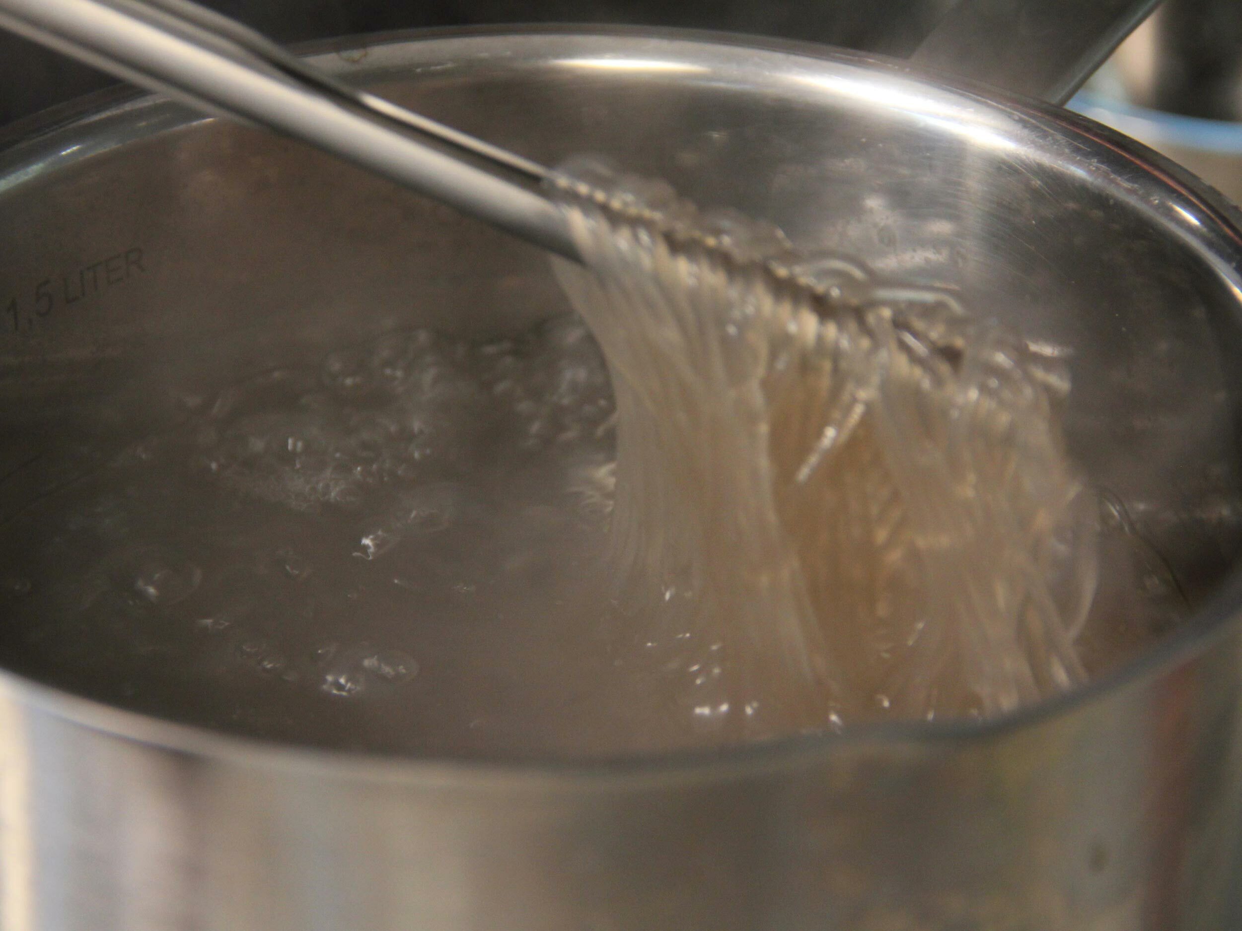 韓國冬粉浸泡20分鐘後,用水煮熟約五分鐘,撈起沖涼水備用