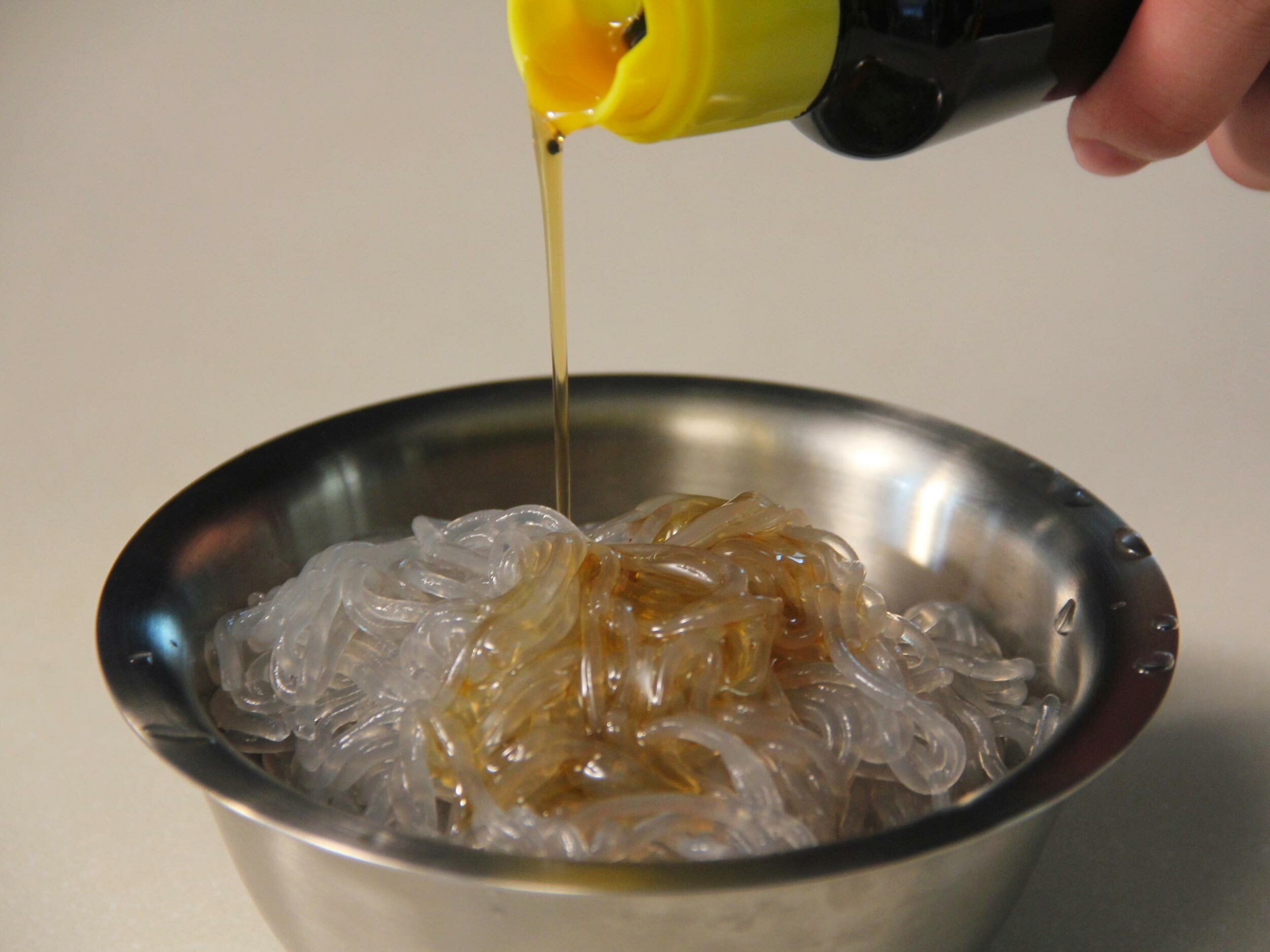 將韓國冬粉加入芝麻香油調味,加入蘋果泥醬汁