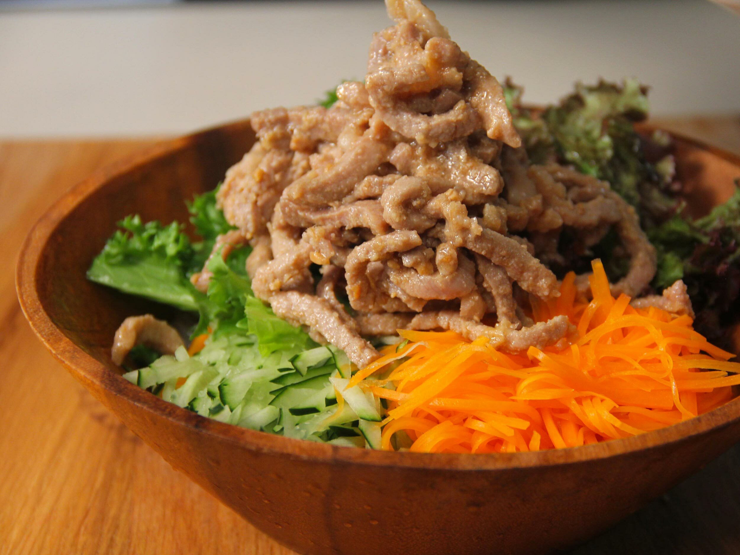 組裝冬粉、蔬菜,豬肉,淋上沙拉醬汁