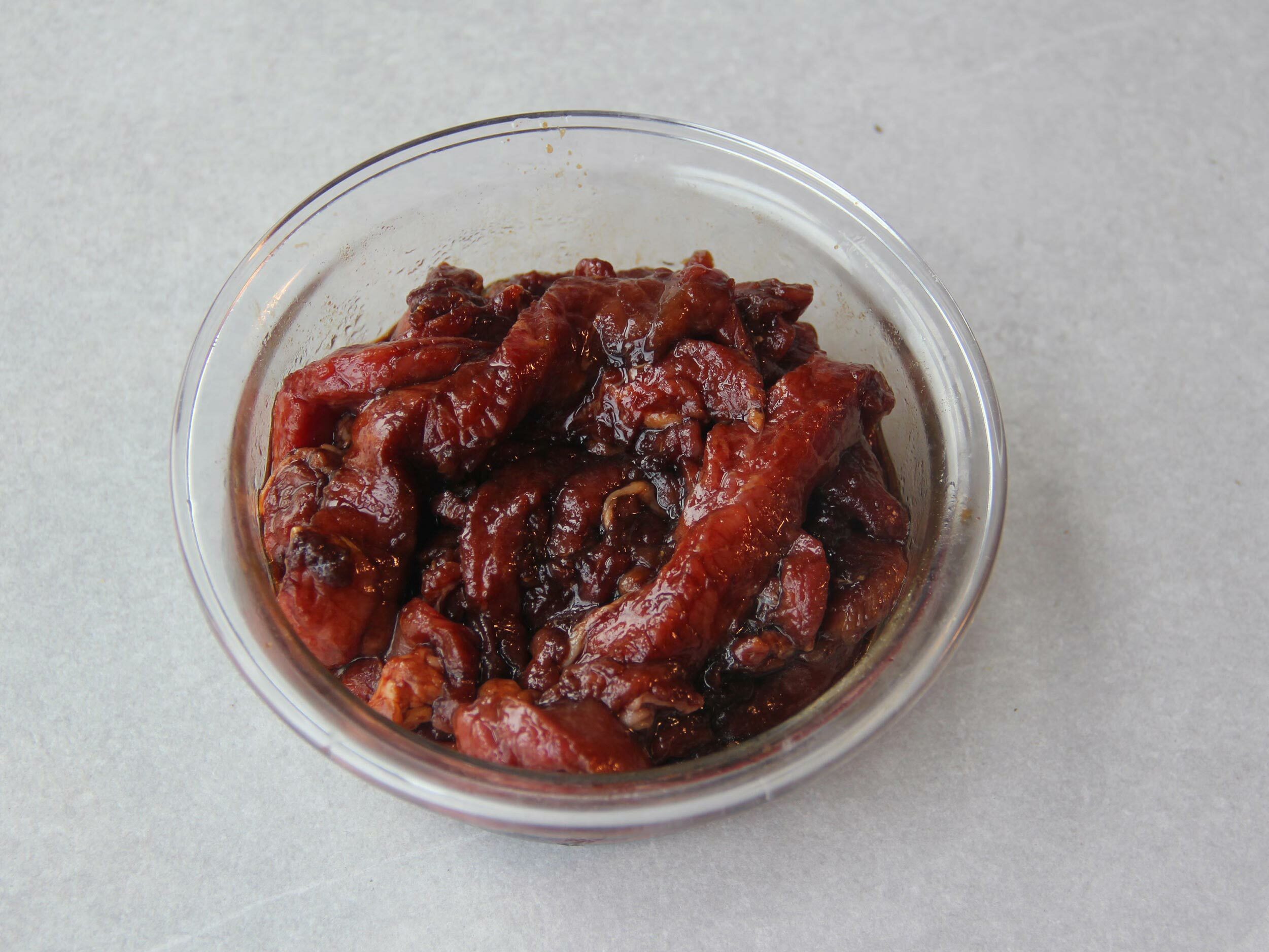 牛肉用醬油跟香油拌勻,醃製20分鐘