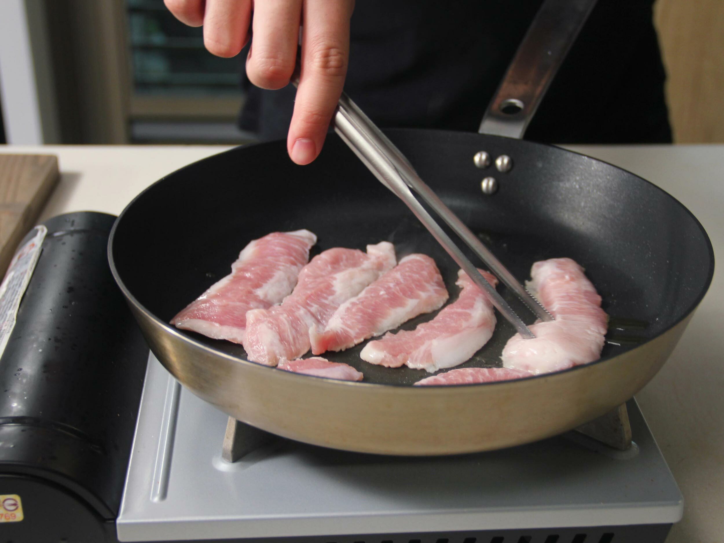 將松板豬煎熟,撒上鹽與黑胡椒