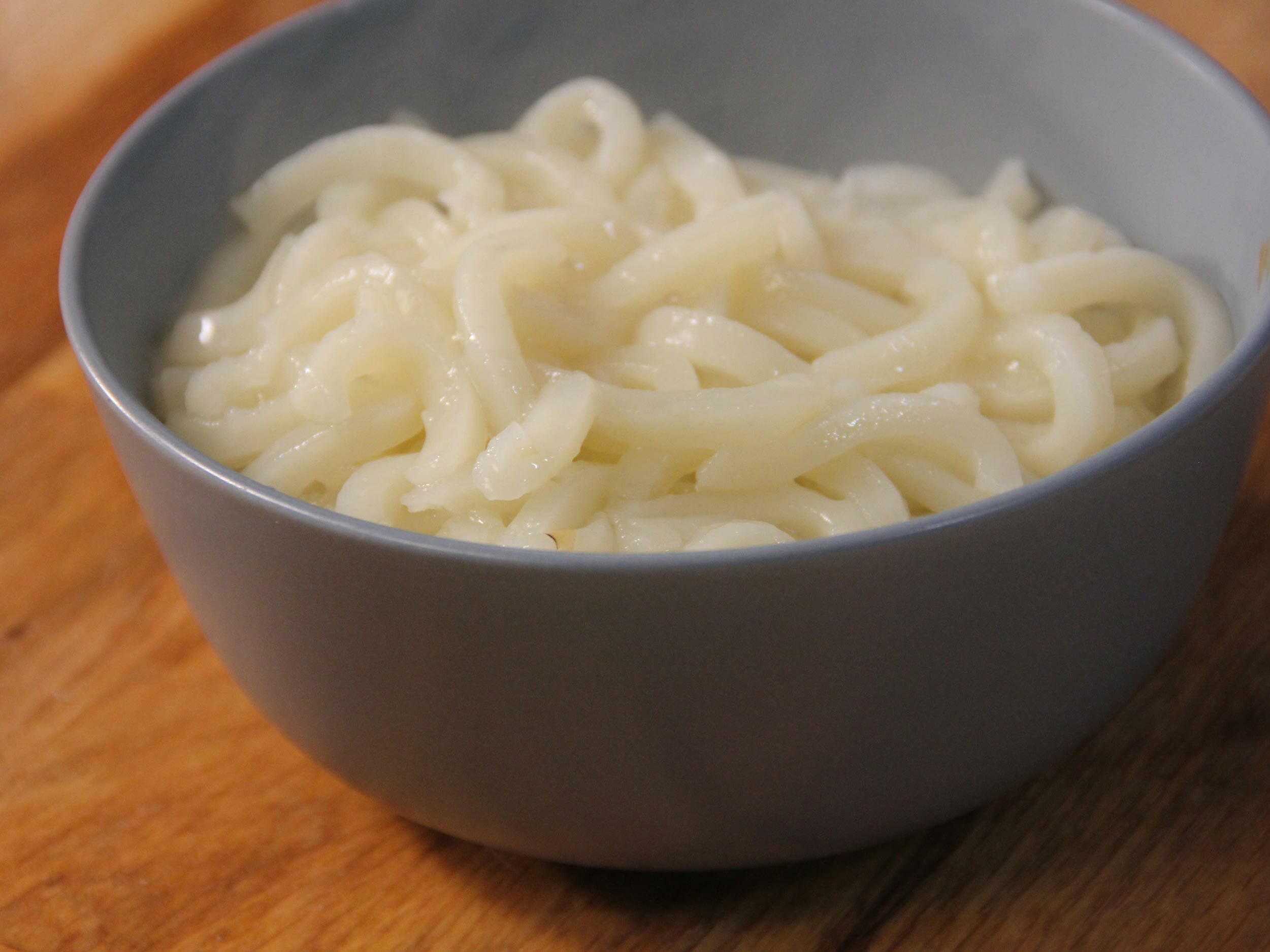 將烏龍麵煮熟後冰鎮備用