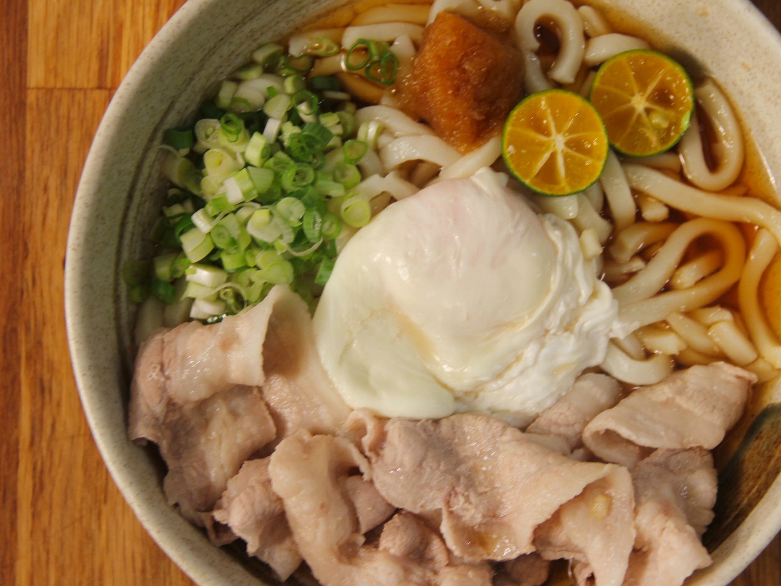 水放入鹽巴煮滾，將五花薄片汆燙後備用