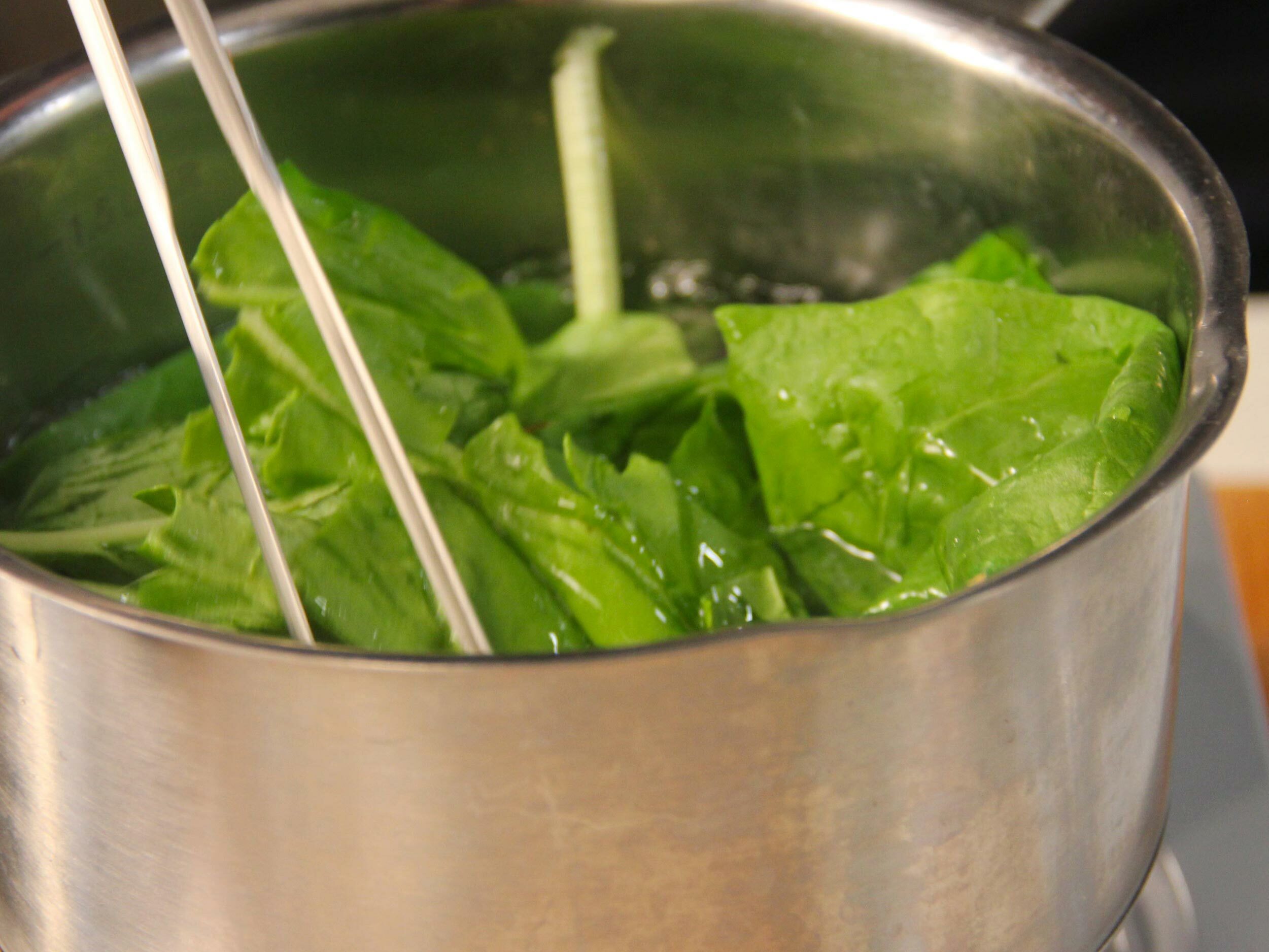 將菠菜燙過擠乾切碎， 燙過冰鎮備用 蝦仁透抽燙熟