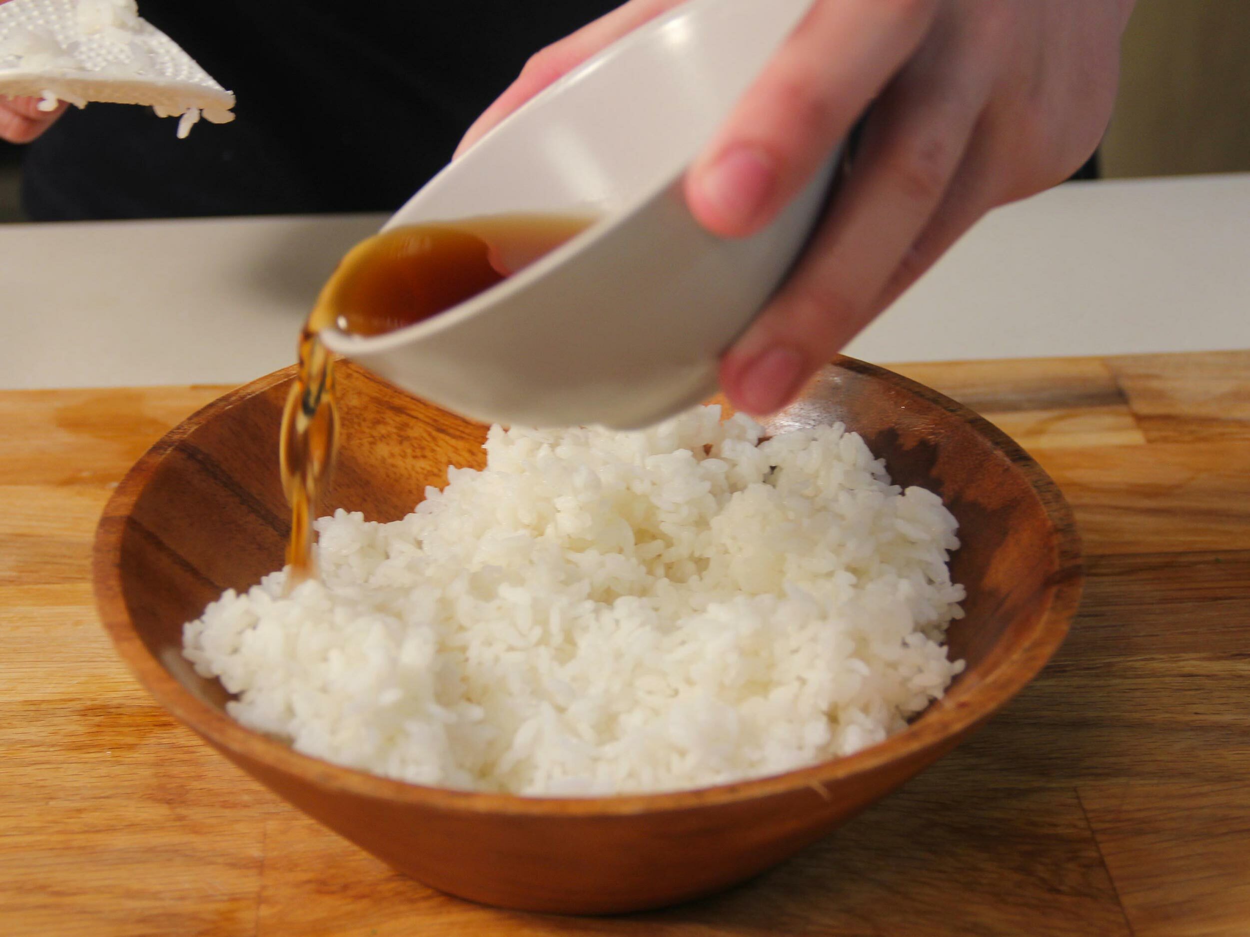 趁白飯熱的時候加入壽司醋快速拌勻備用