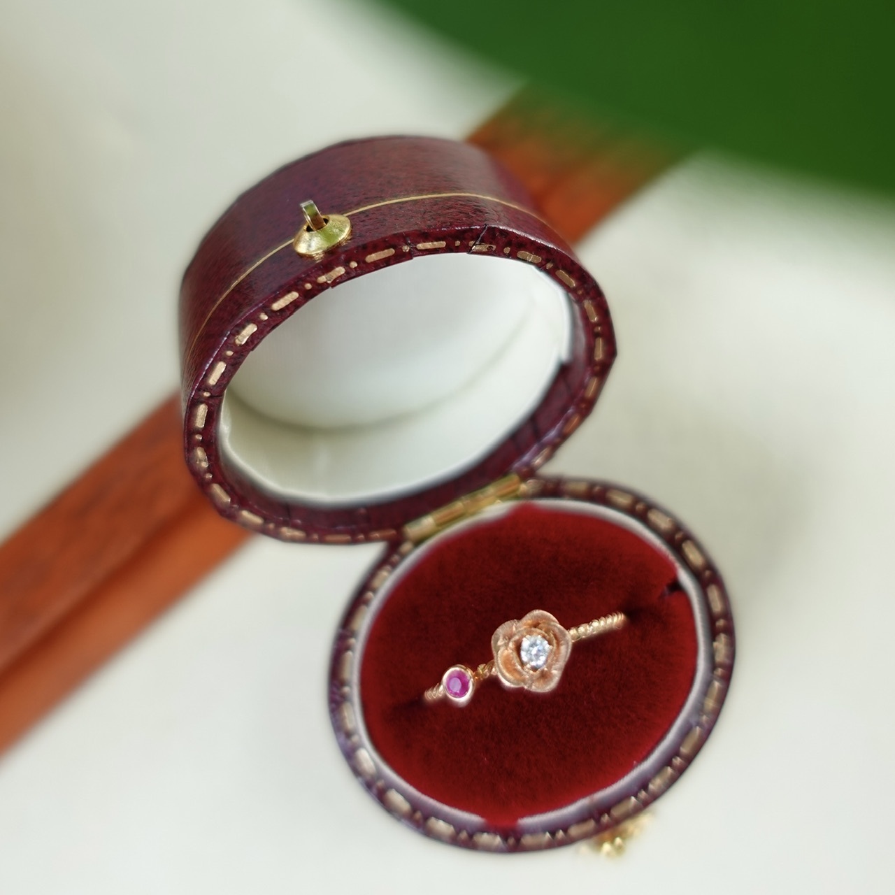 18K金鑲鑽立體玫瑰花紅寶石線戒