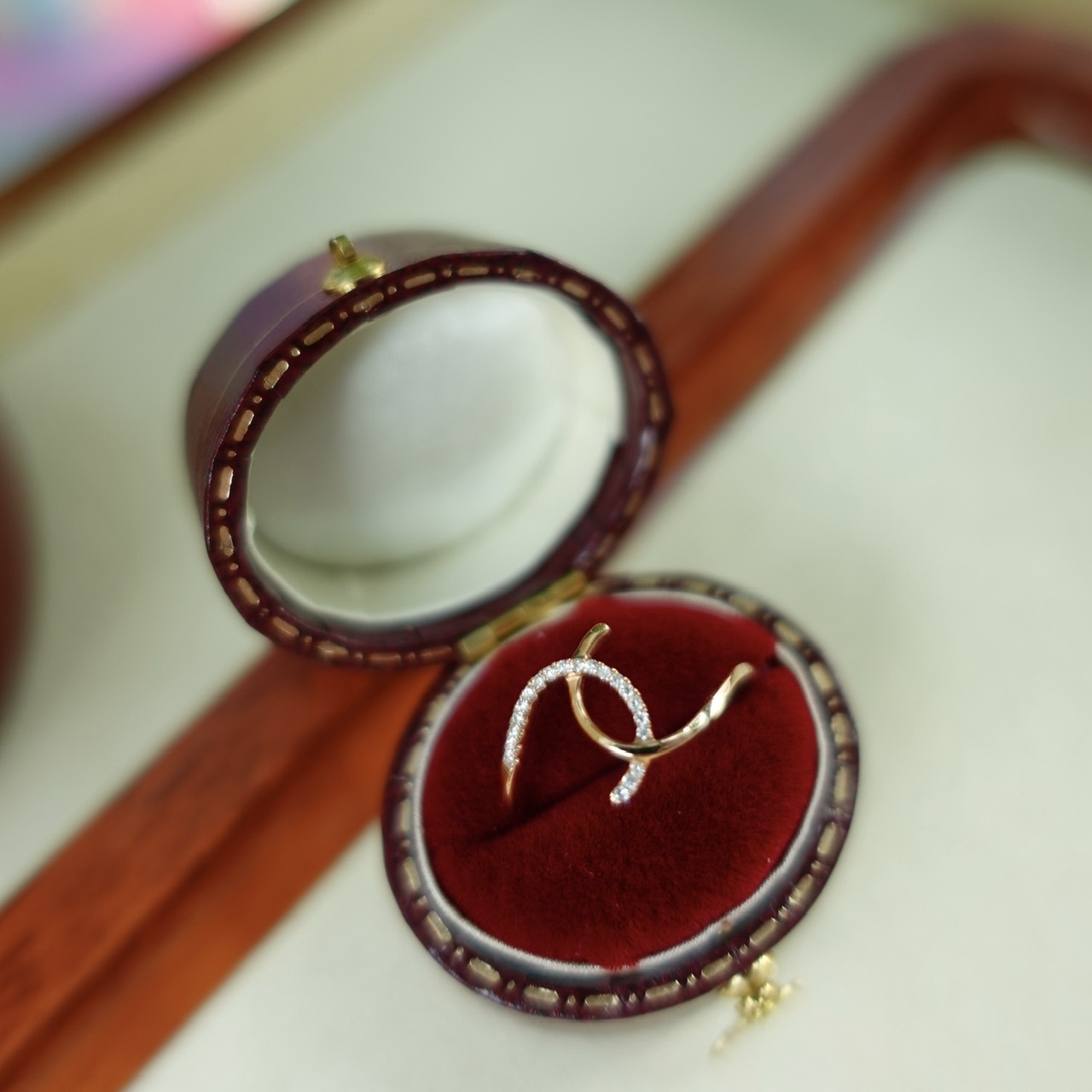 18K金線條交錯鑽石線戒