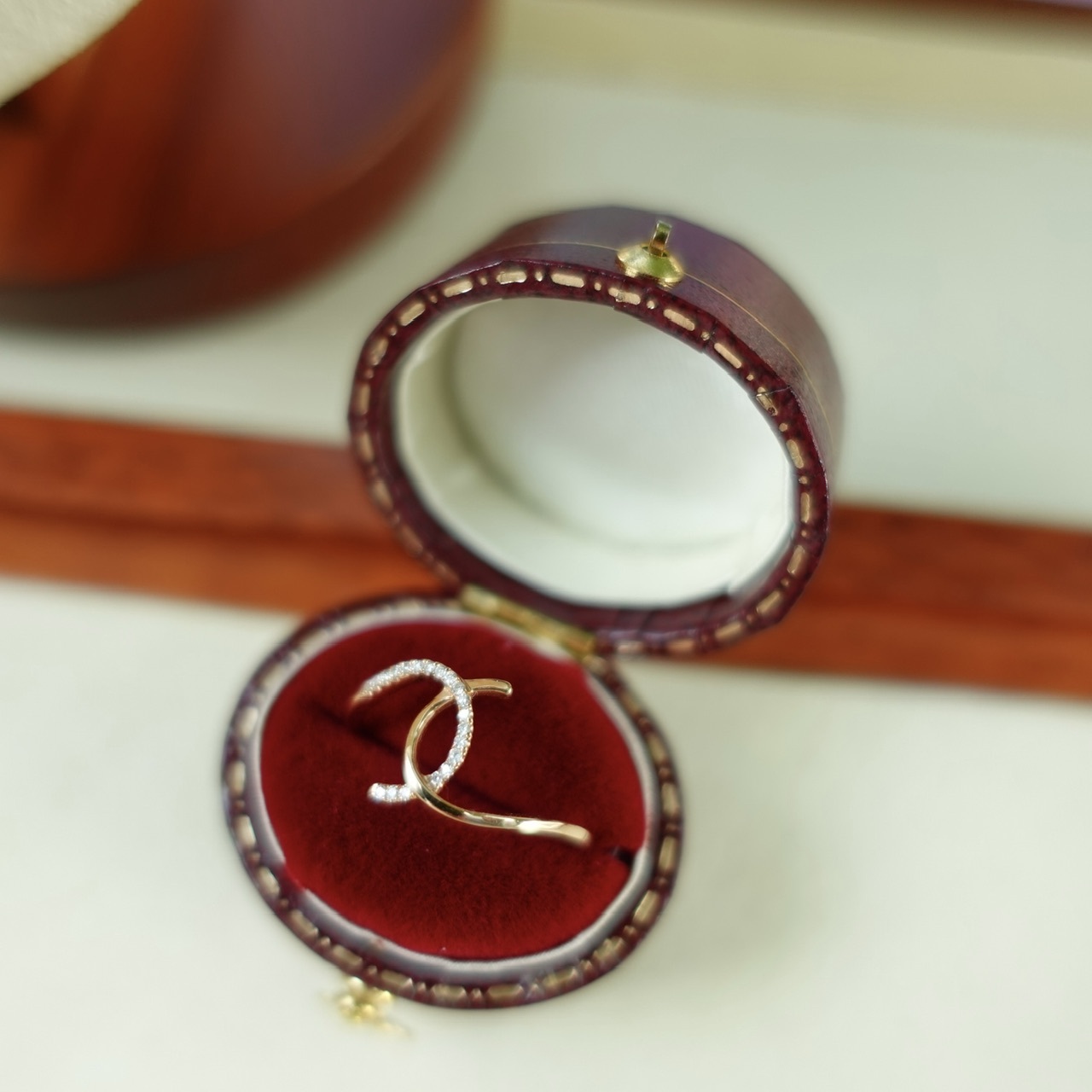 18K金線條交錯鑽石線戒