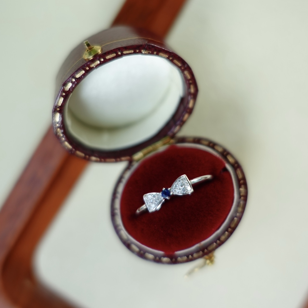 18K金藍寶石鑲鑽蝴蝶結線戒