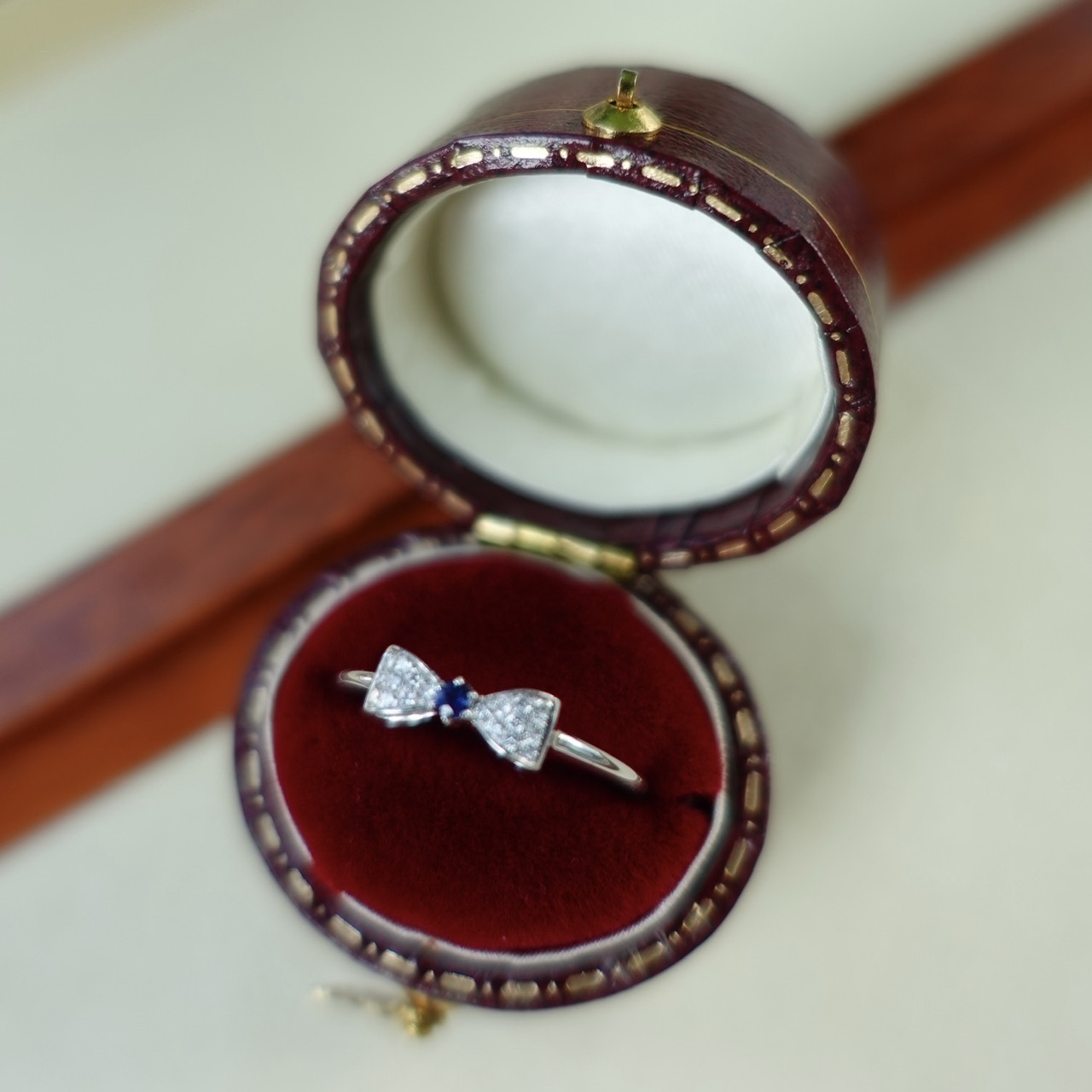 18K金藍寶石鑲鑽蝴蝶結線戒