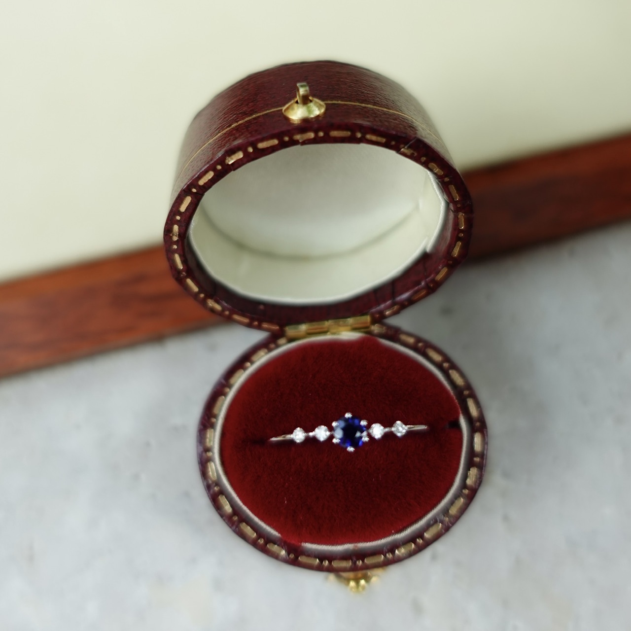 18K金閃亮藍寶石鑽石線戒