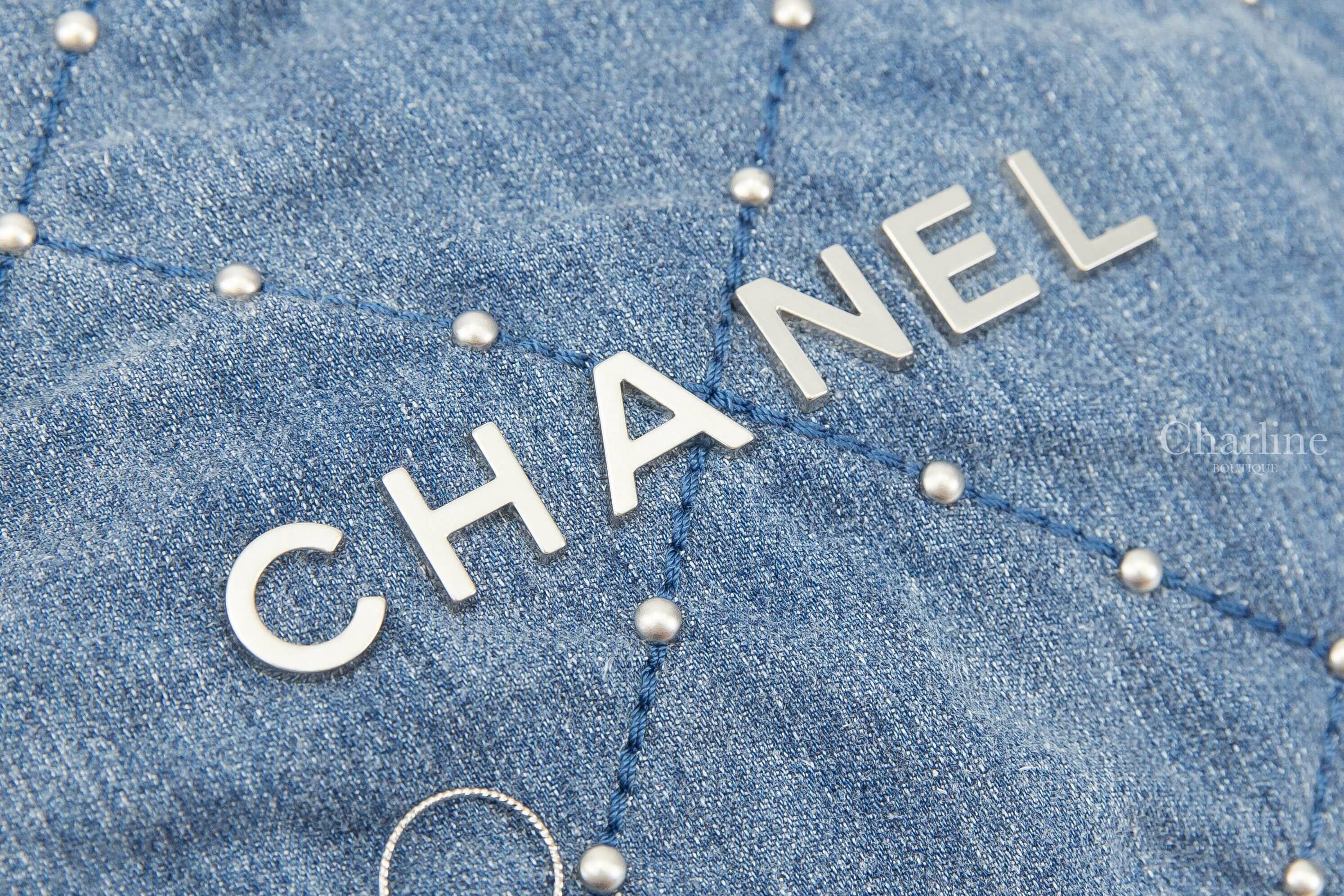 Chanel Chanel 22 Small Handbag 藍色銀字徽章鍊帶小型圓形鉚釘水洗丹寧大菱格紋肩背包