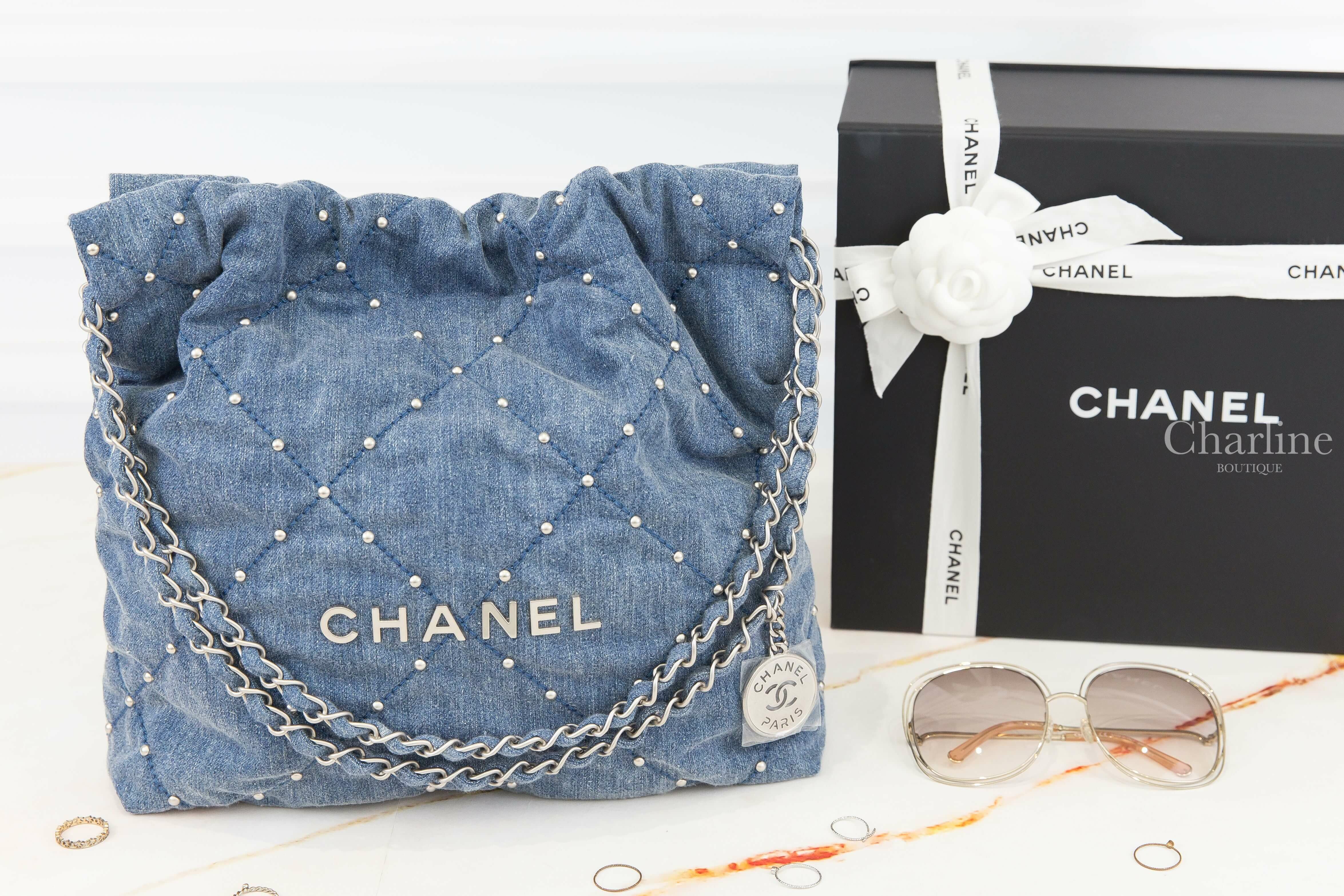 Chanel Chanel 22 Small Handbag 藍色銀字徽章鍊帶小型圓形鉚釘水洗丹寧大菱格紋肩背包