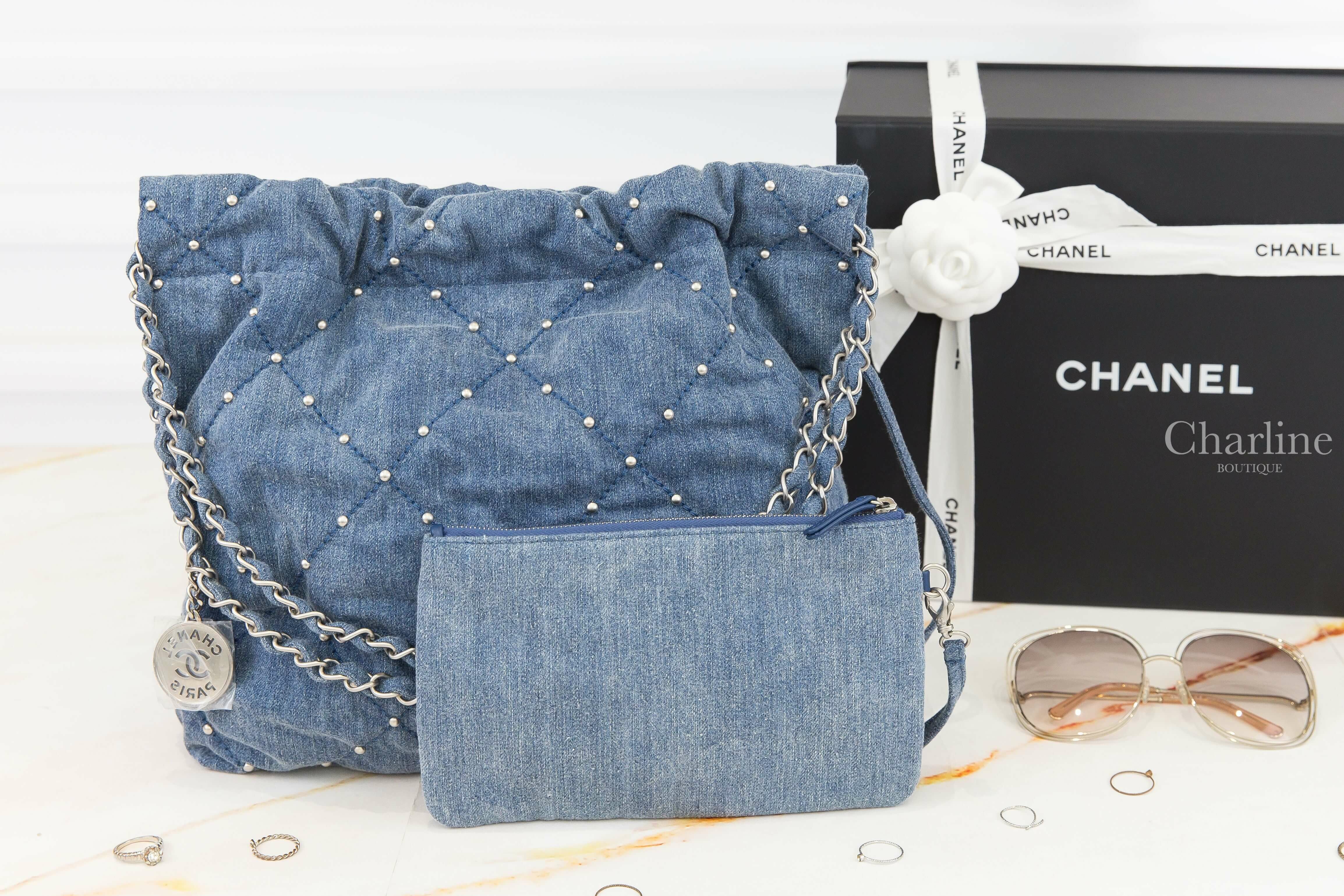 Chanel Chanel 22 Small Handbag 藍色銀字徽章鍊帶小型圓形鉚釘水洗丹寧大菱格紋肩背包-Charline Boutique精品代購