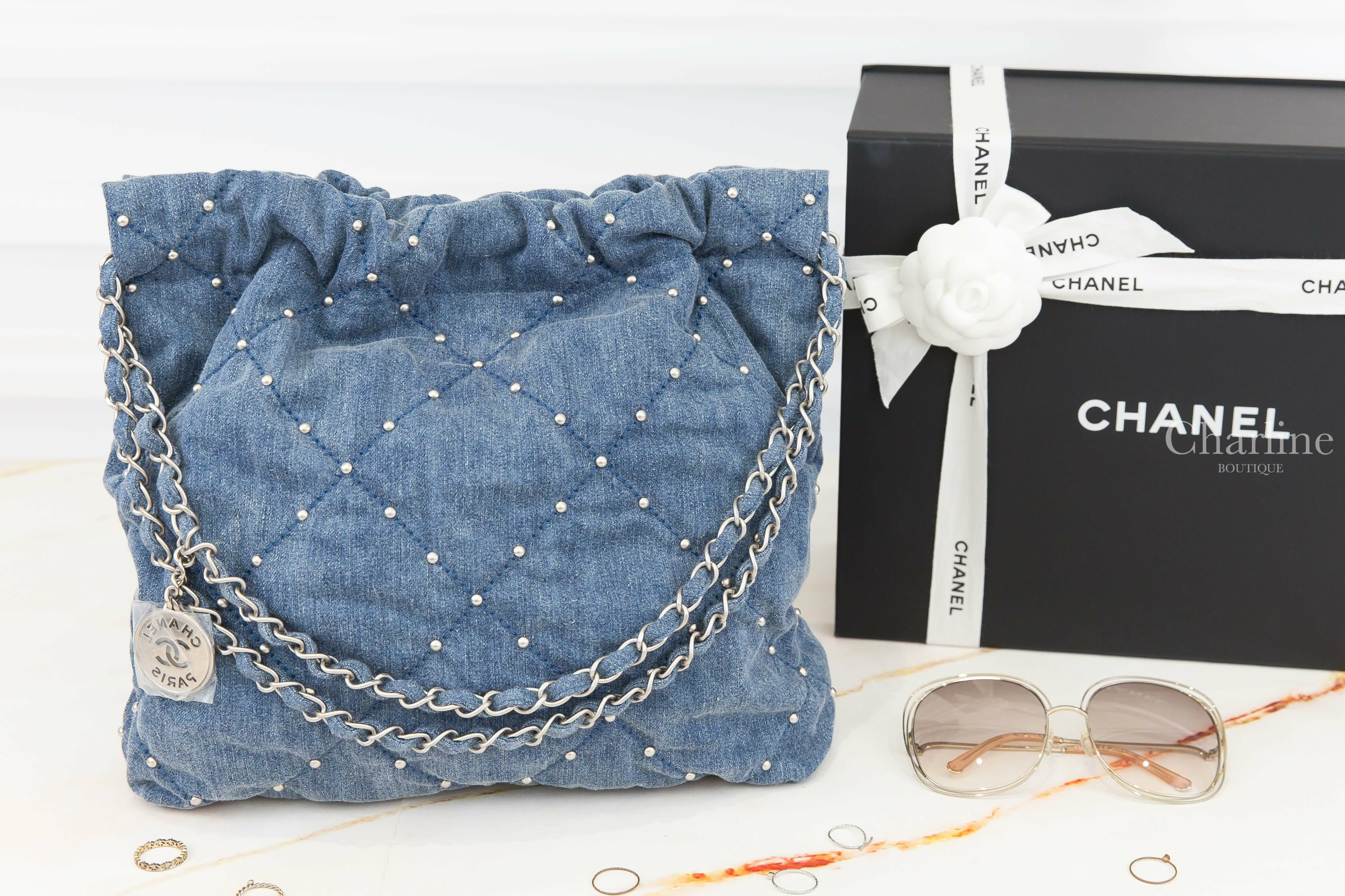 Chanel Chanel 22 Small Handbag 藍色銀字徽章鍊帶小型圓形鉚釘水洗丹寧大菱格紋肩背包-Charline Boutique精品代購