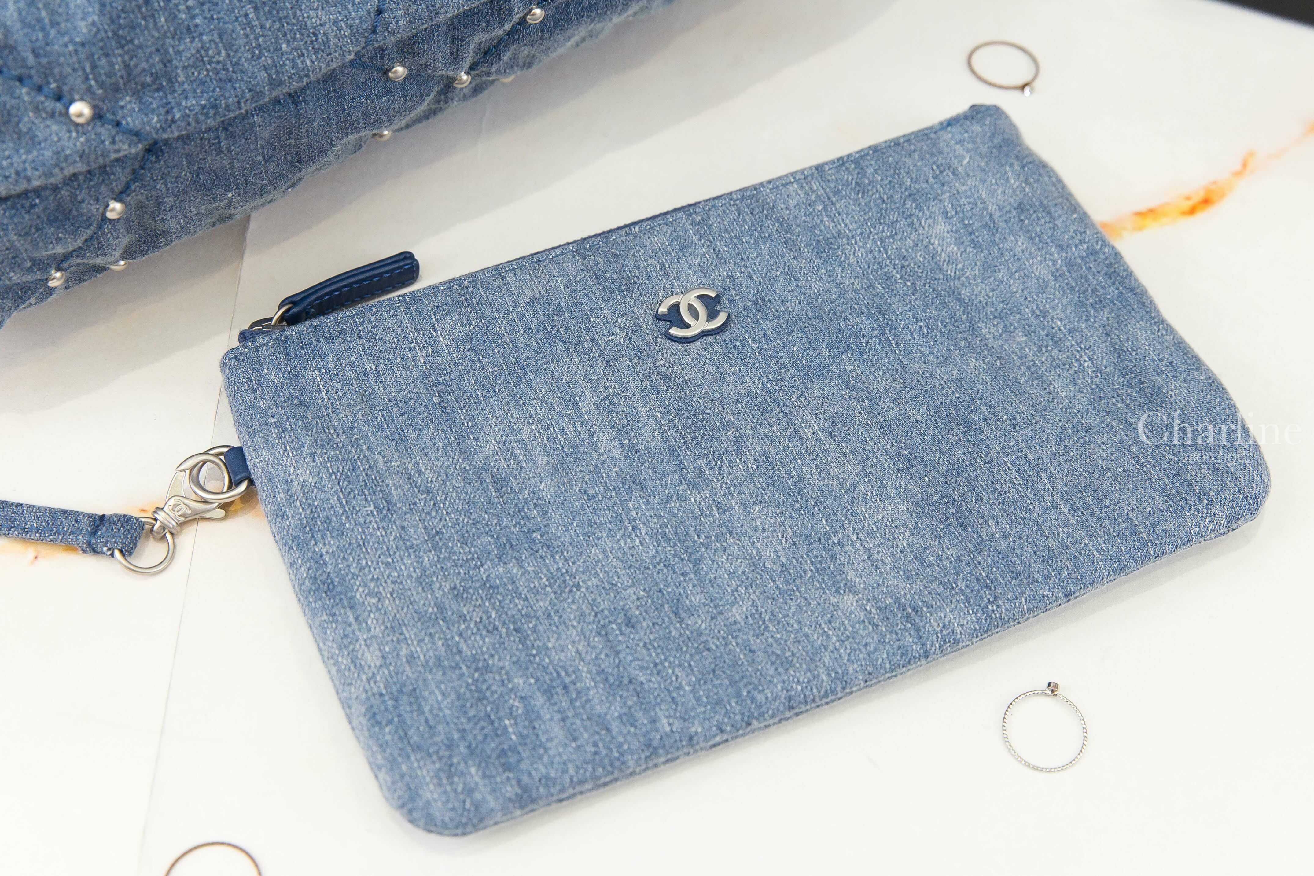 Chanel Chanel 22 Small Handbag 藍色銀字徽章鍊帶小型圓形鉚釘水洗丹寧大菱格紋肩背包-Charline Boutique精品代購