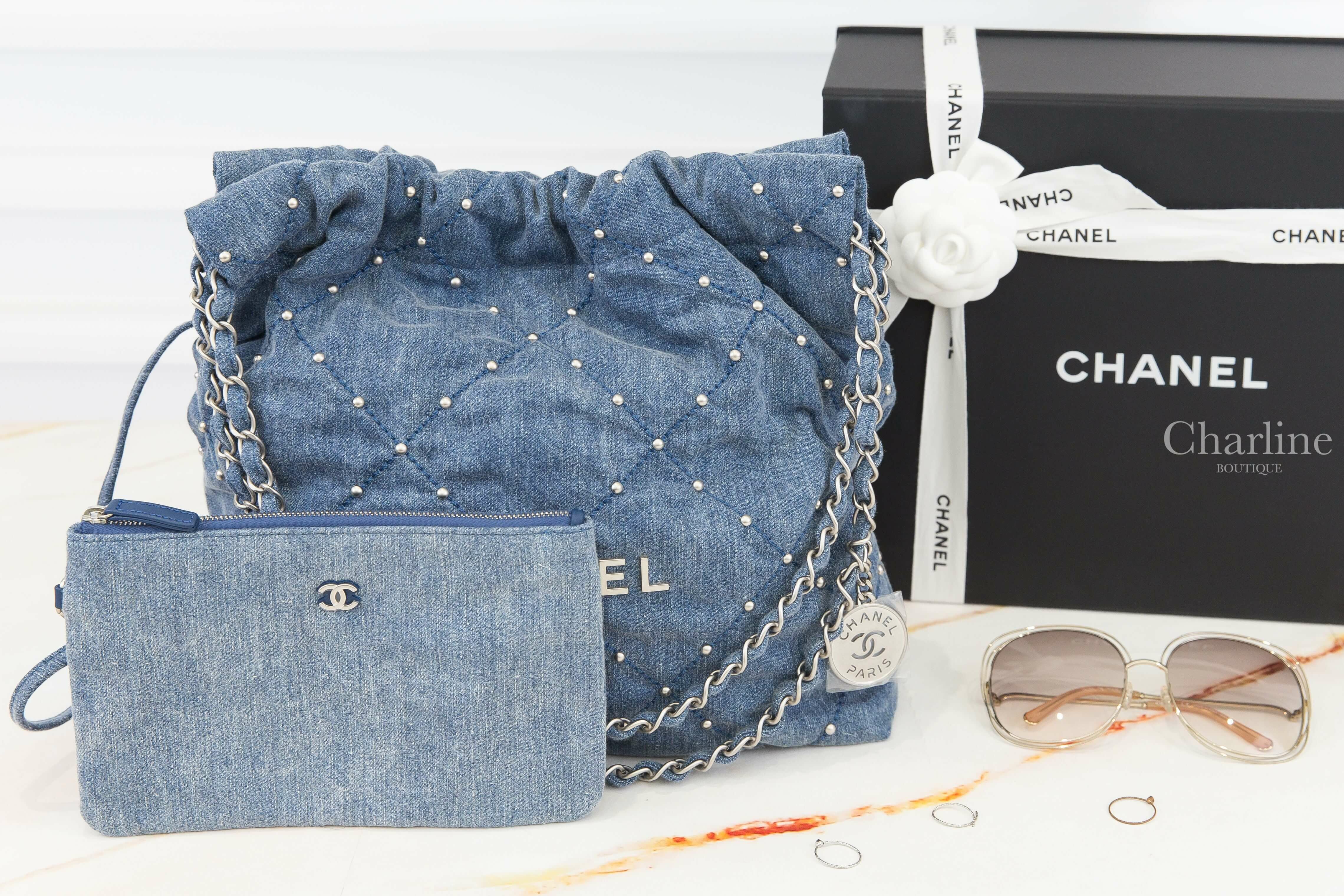 Chanel Chanel 22 Small Handbag 藍色銀字徽章鍊帶小型圓形鉚釘水洗丹寧大菱格紋肩背包-Charline Boutique精品代購
