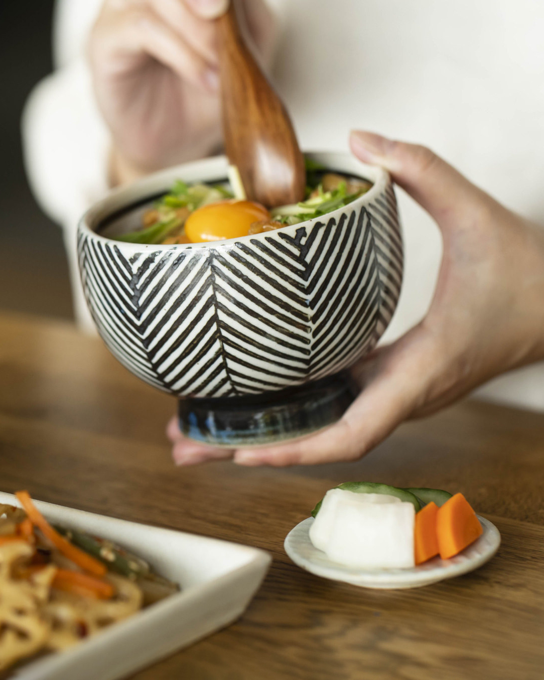 波佐見燒 ORIME 高台圓碗 人字紋 黑色｜aiyu