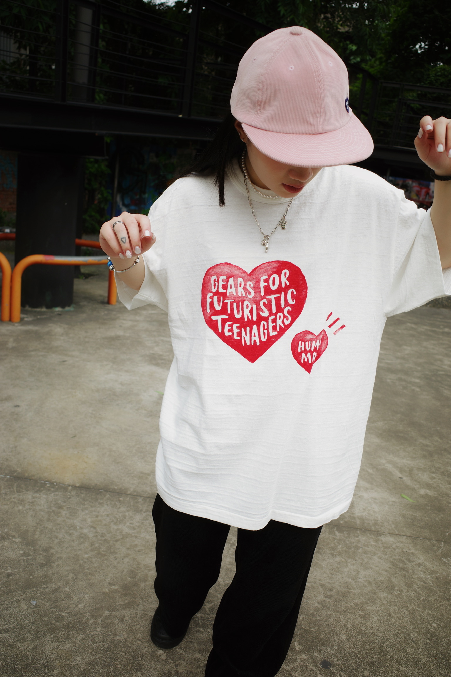 <潮流男女孩們撿便宜囉🔥>  HUMAN MADE 塗鴉雙愛心 短踢 白