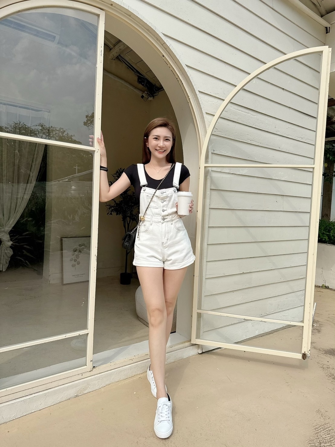 ［預購］🔥05.08春夏新品］💥夏天必須要有它］韓版超可愛減齡褲口反折吊帶短褲（SM牛仔白/兩色）