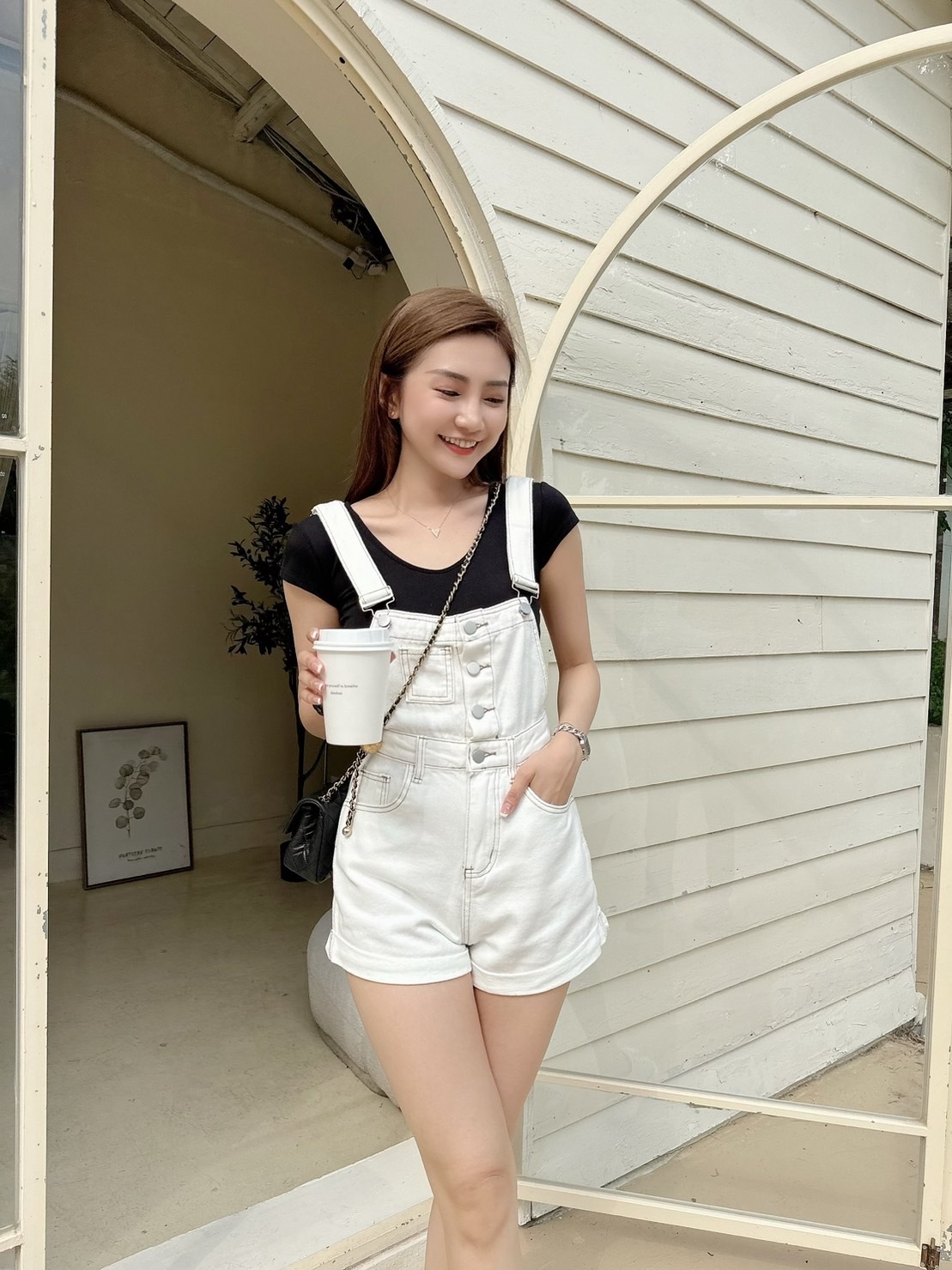 ［預購］🔥05.08春夏新品］💥夏天必須要有它］韓版超可愛減齡褲口反折吊帶短褲（SM牛仔白/兩色）