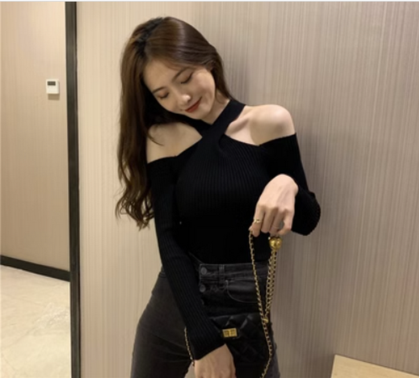 Straight-neck halterneck crossover machine sexy cut-out knit base layer (black) ( Size: one size)