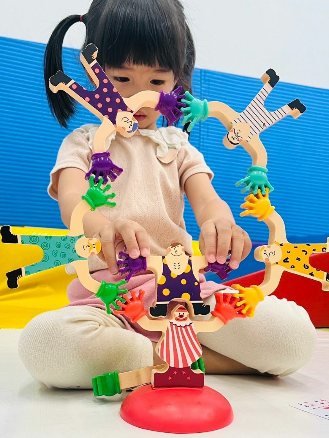 沐光嬰幼兒潛能工坊，健美先生疊疊樂訓練小肌肉發展