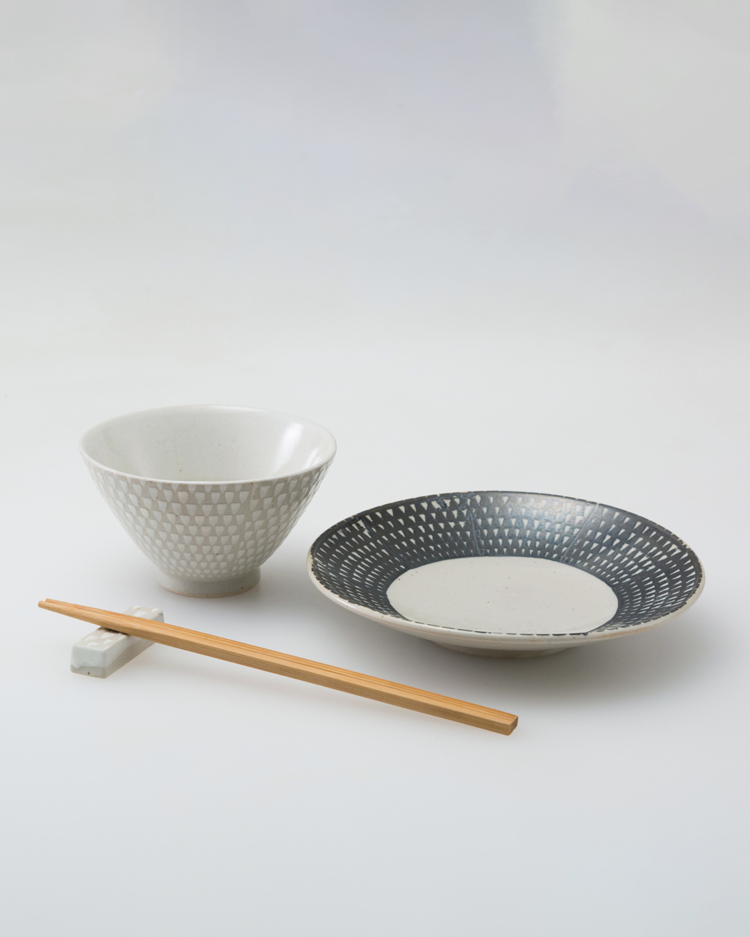 波佐見燒 ORIME 18cm碟 鹿の子 黑色｜aiyu