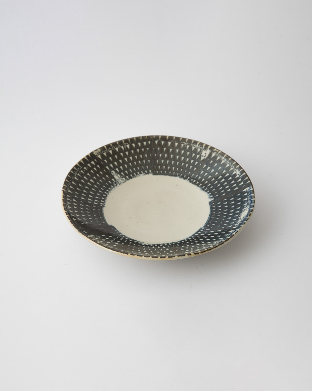 波佐見燒 ORIME 18cm碟 鹿の子 黑色｜aiyu