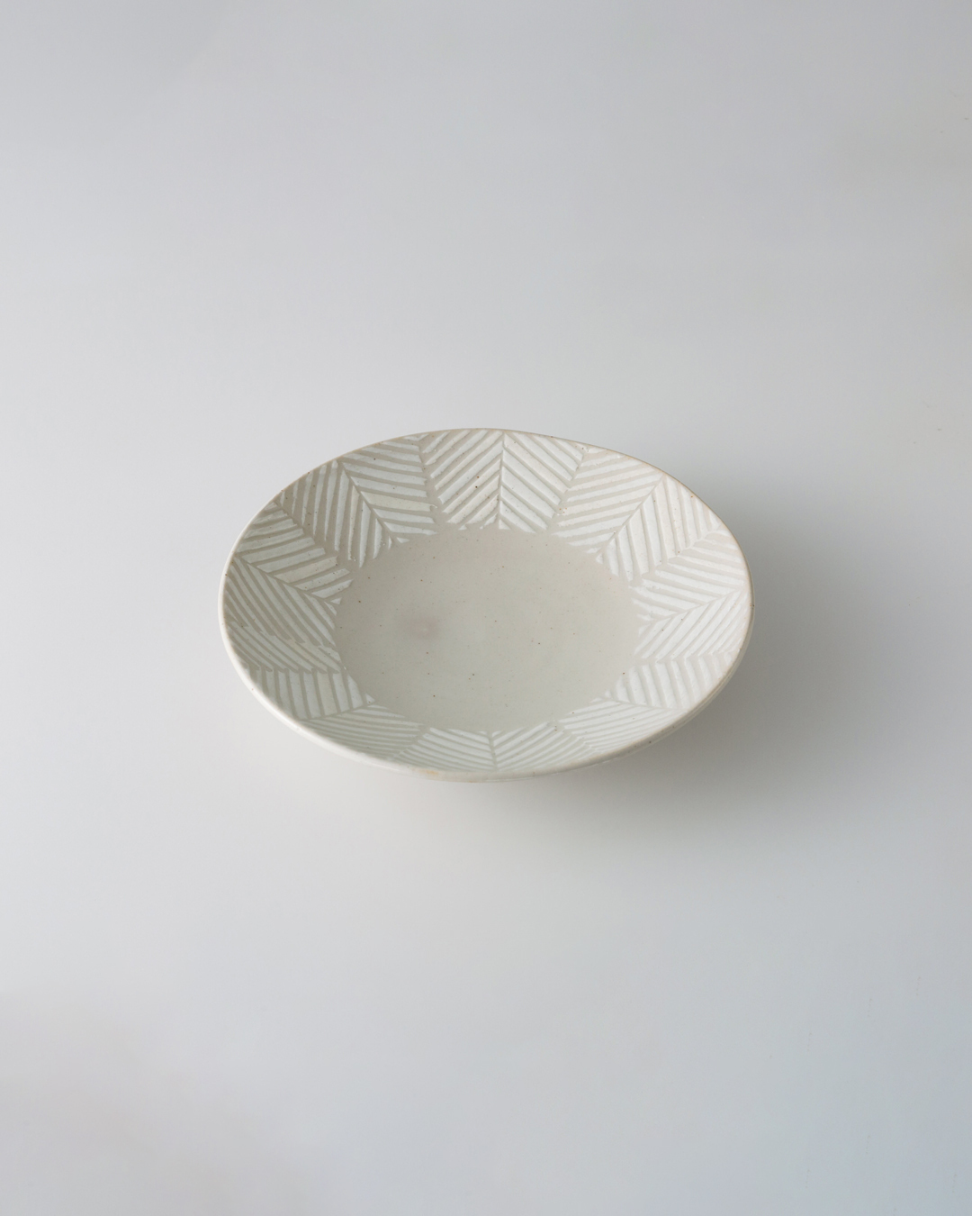 波佐見燒 ORIME 18cm碟 人字紋 白色｜aiyu