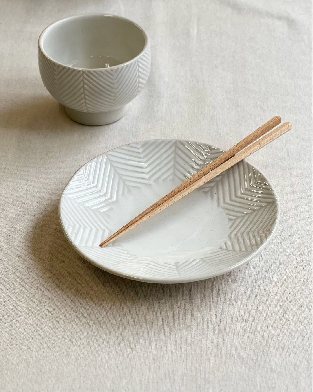 波佐見燒 ORIME 18cm碟 人字紋 白色｜aiyu