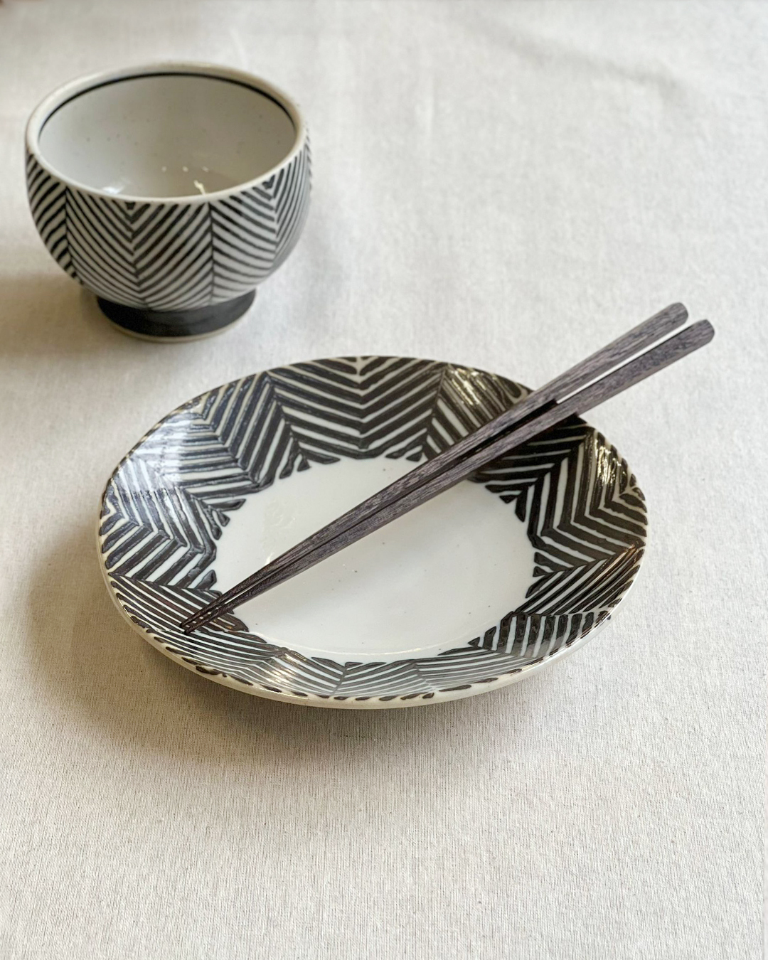 波佐見燒 ORIME 18cm碟 人字紋 黑色｜aiyu