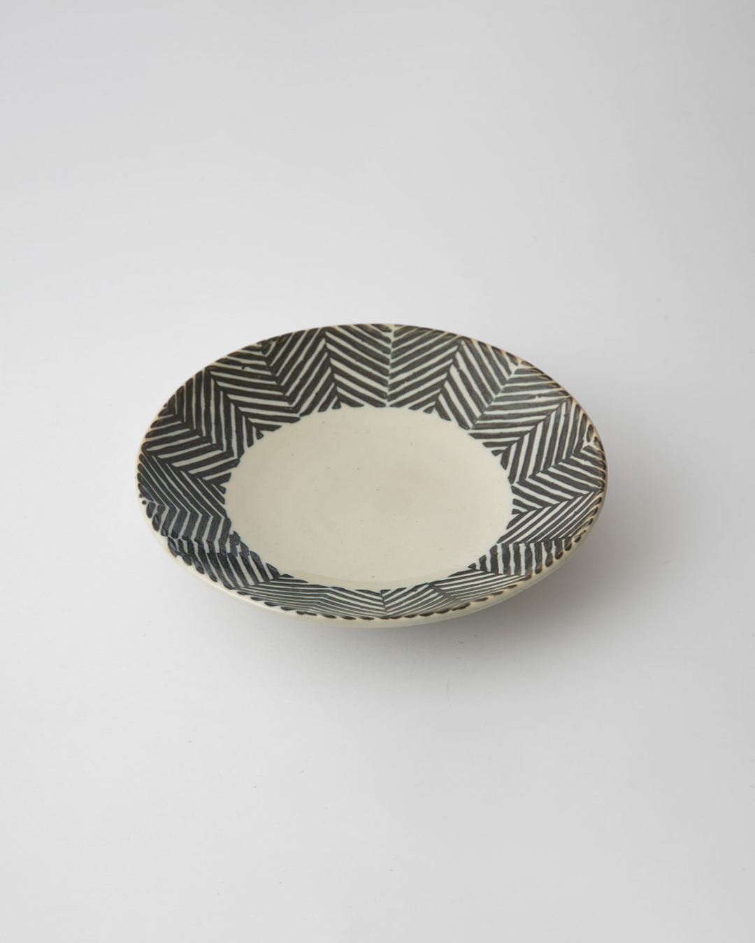 波佐見燒 ORIME 18cm碟 人字紋 黑色｜aiyu