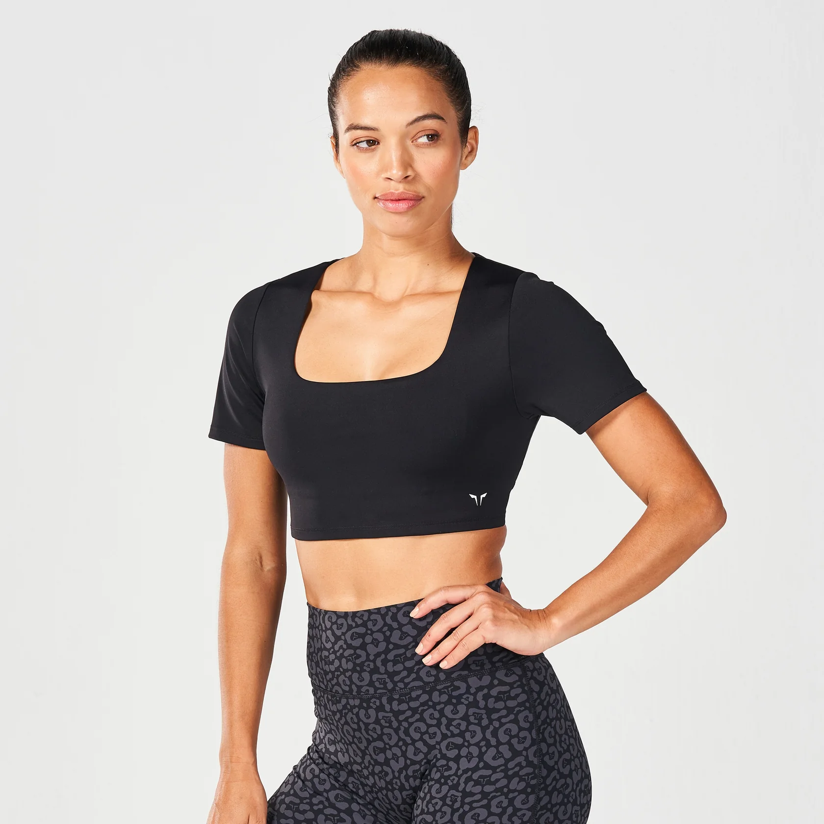 高強度短版基礎運動上衣（黑, 含胸墊）