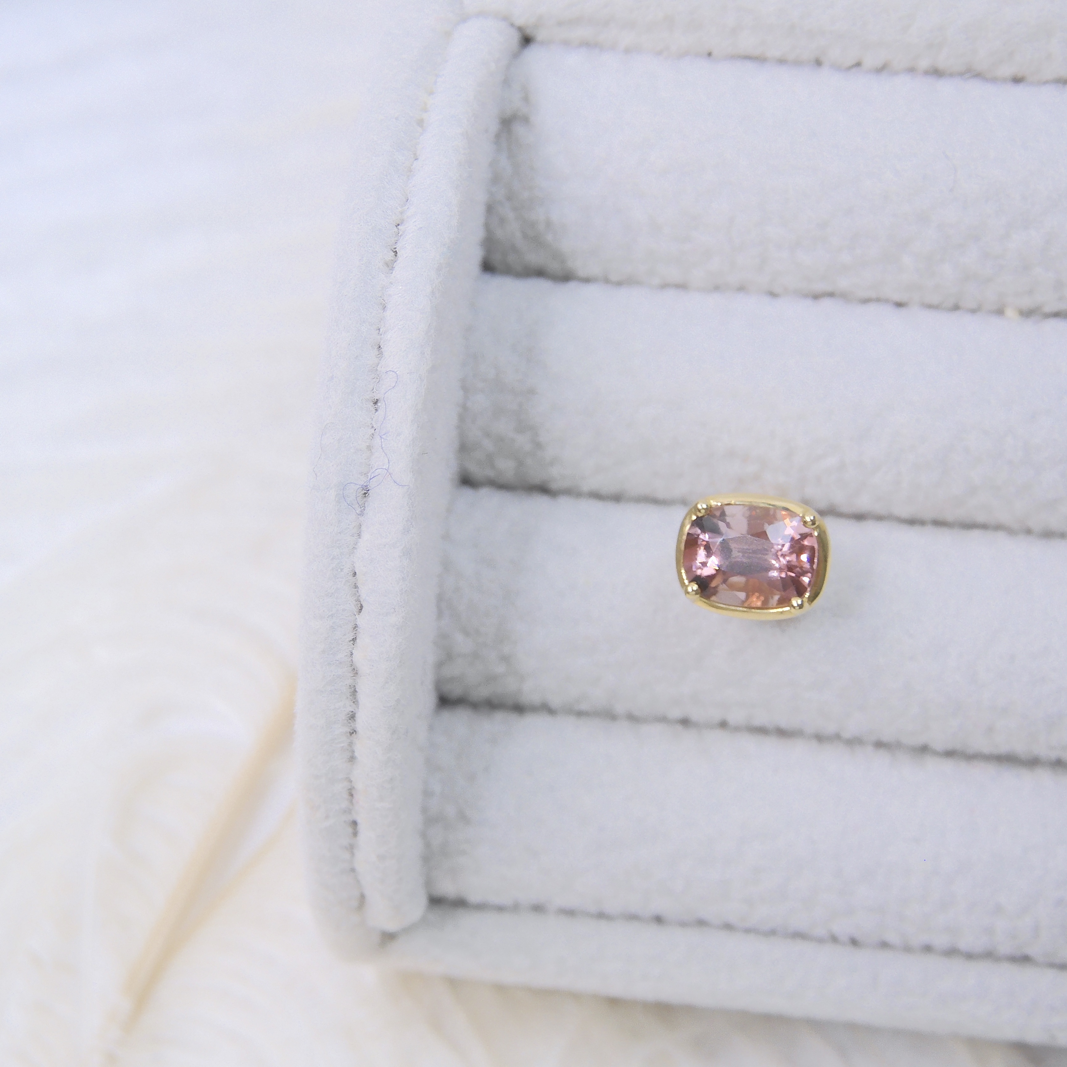 18K Gold 0.62ct Spinel Ear Stud
