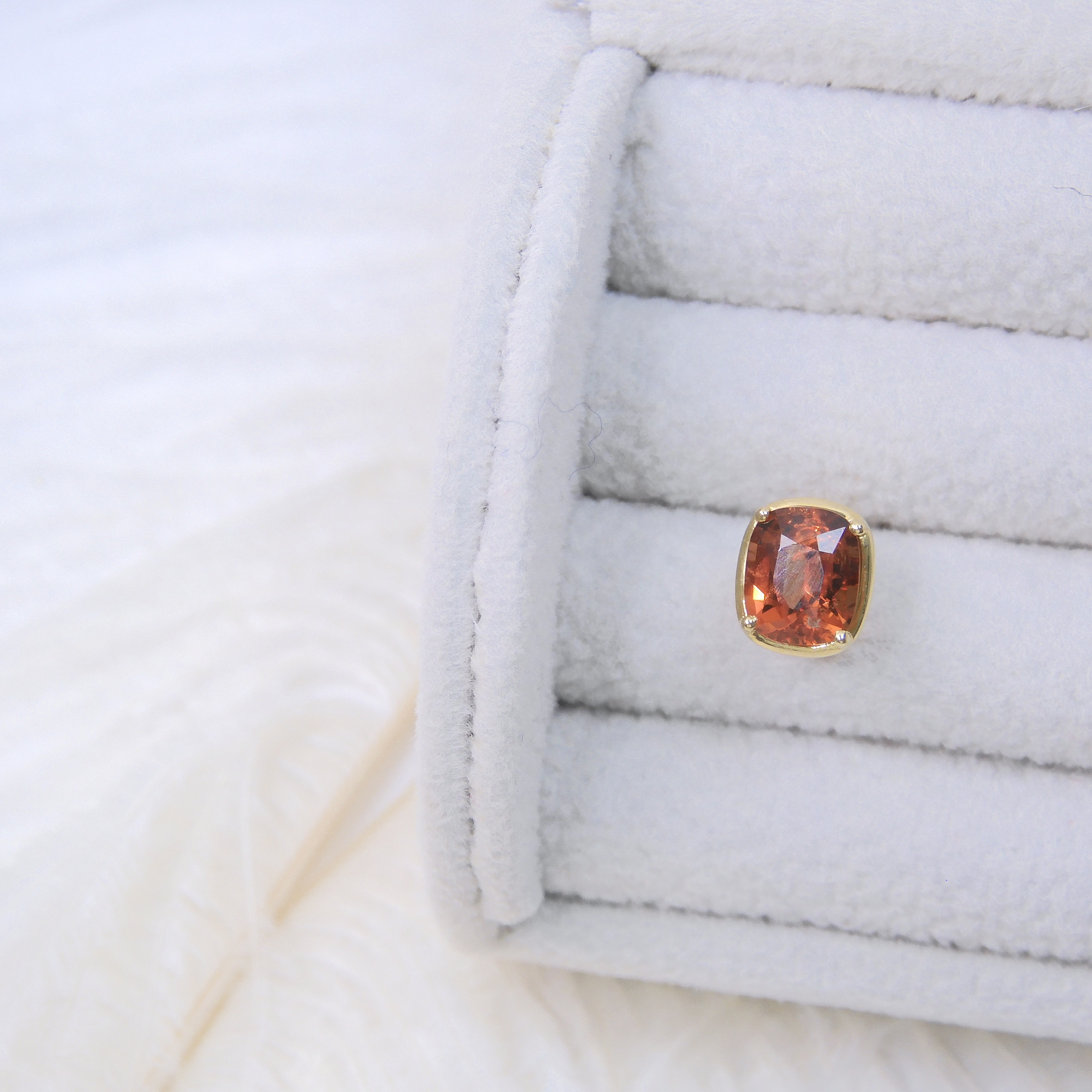 18K Gold 0.89ct Spinel Ear Stud