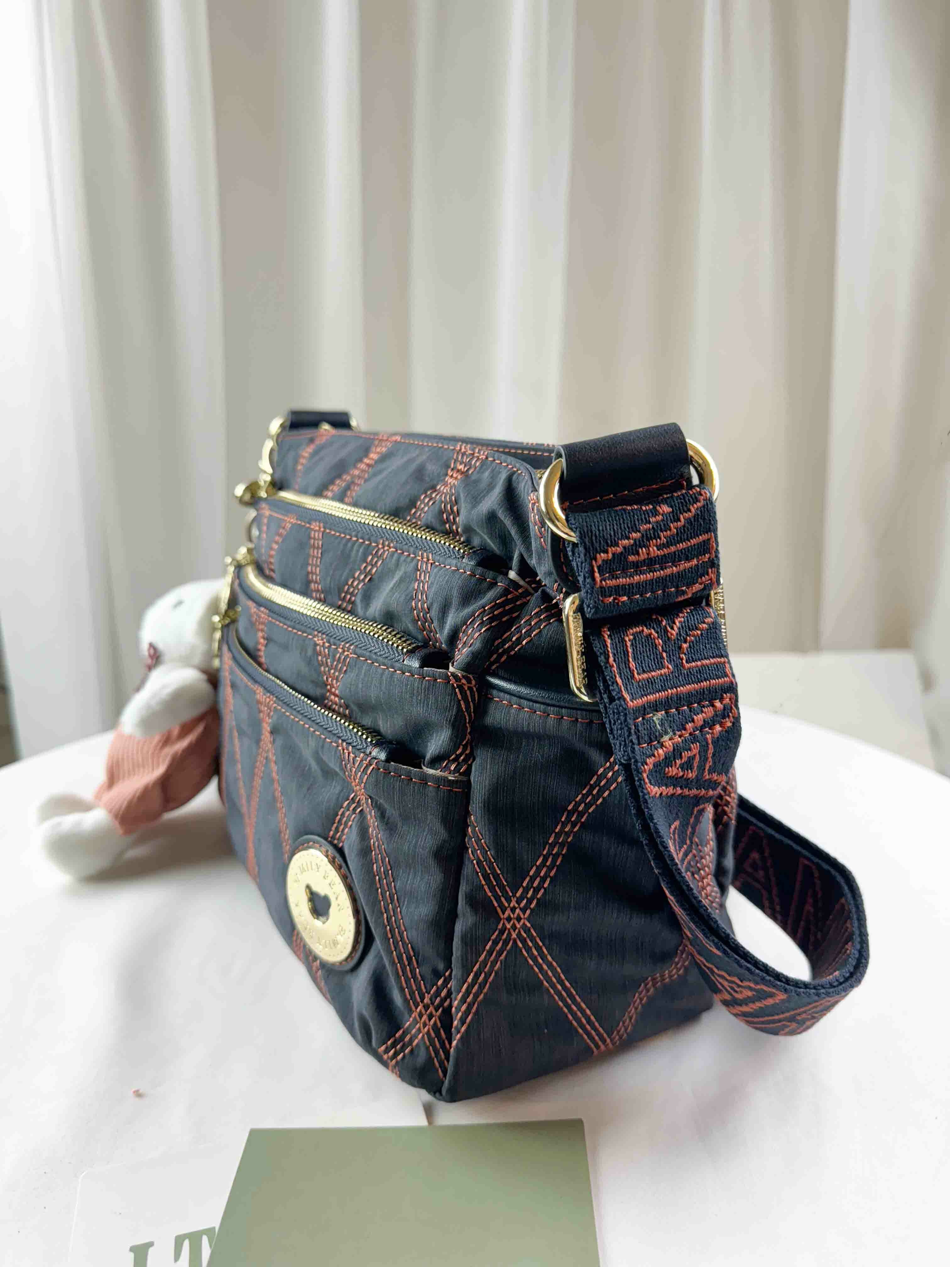 GOODS 藍橙菱格線尼龍防潑水側背包 附兔兔吊飾 #2502