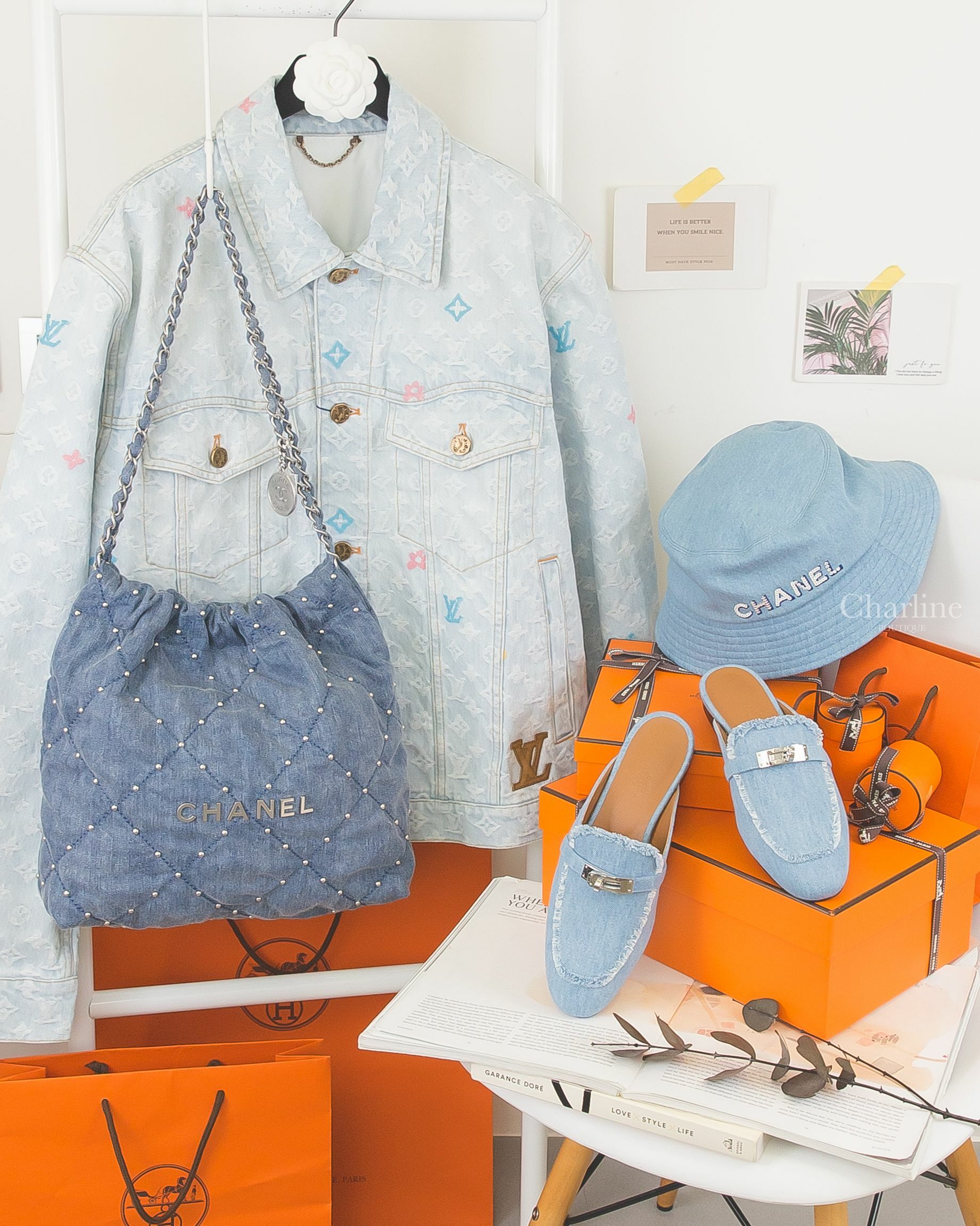 Hermès Oz 淺藍色銀釦丹寧布穆勒鞋,Chanel 丹寧藍銀色亮片CC漁夫帽,Chanel 22 藍色銀字徽章鍊帶小型圓形鉚釘水洗丹寧肩背包,Louis Vuitton 彩色老花水洗丹寧長袖外套-Charline Boutique 精品代購